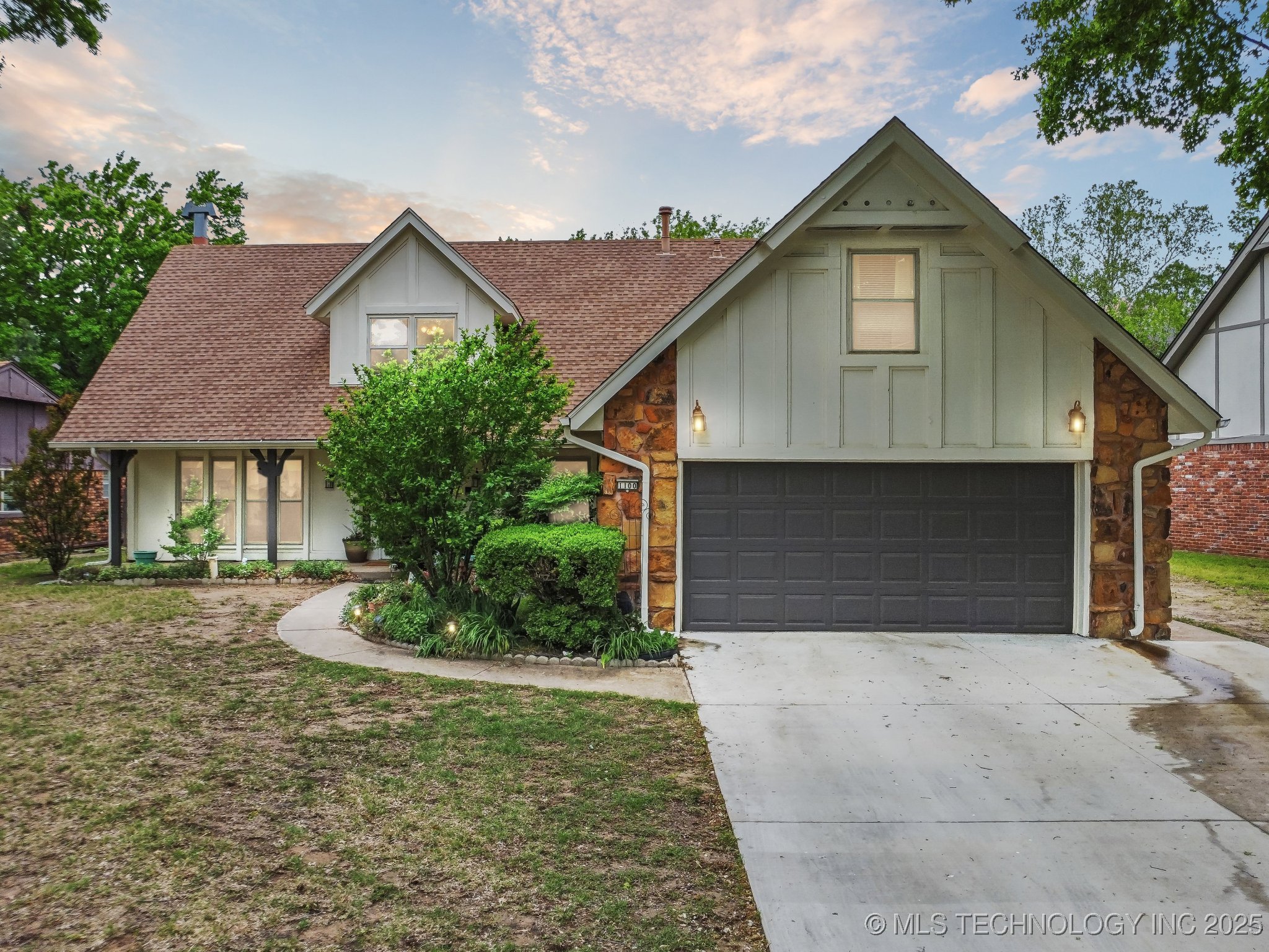 1100 S Oak Avenue Property Photo 1