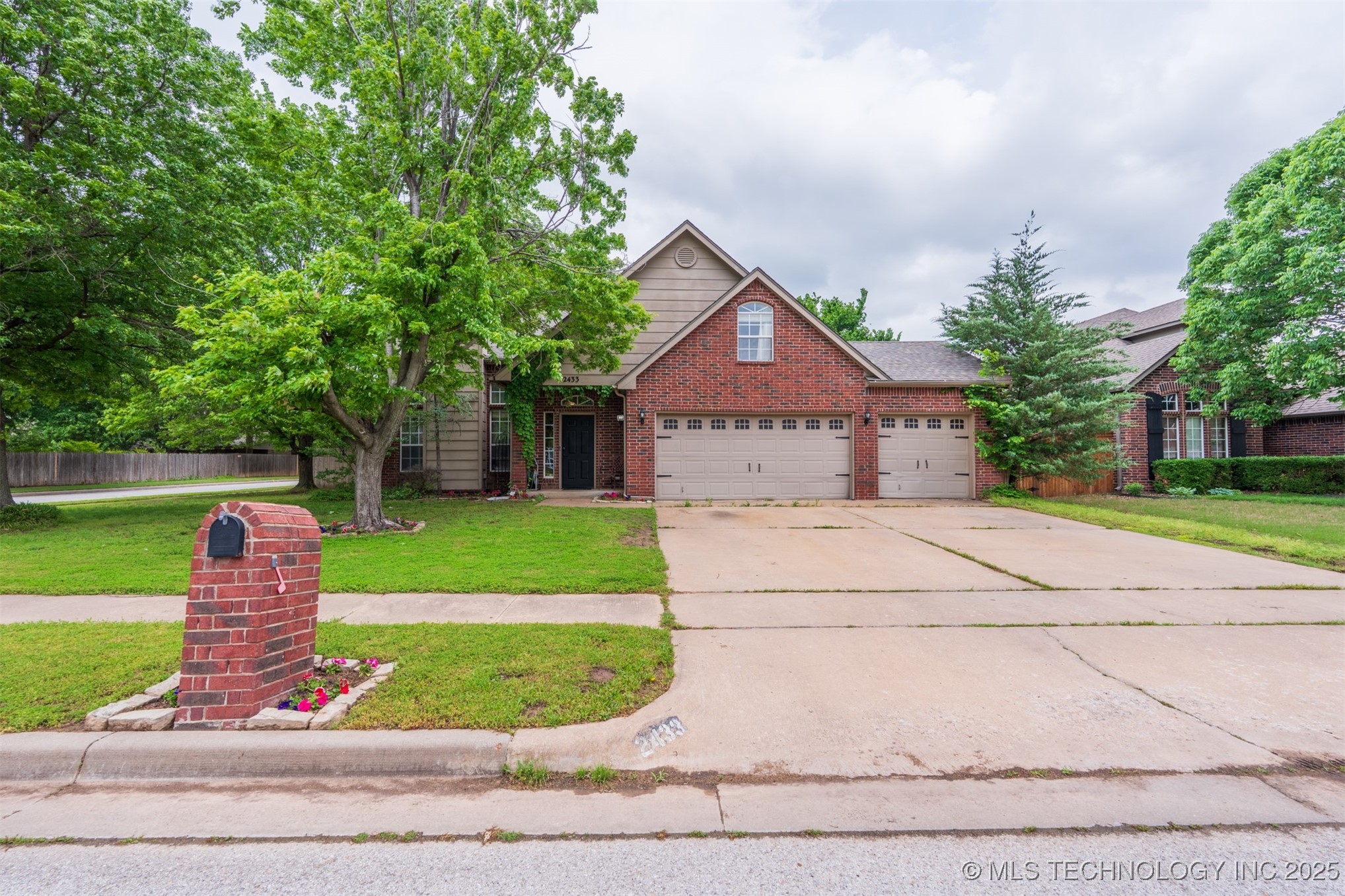 2433 S Tamarack Avenue Property Photo