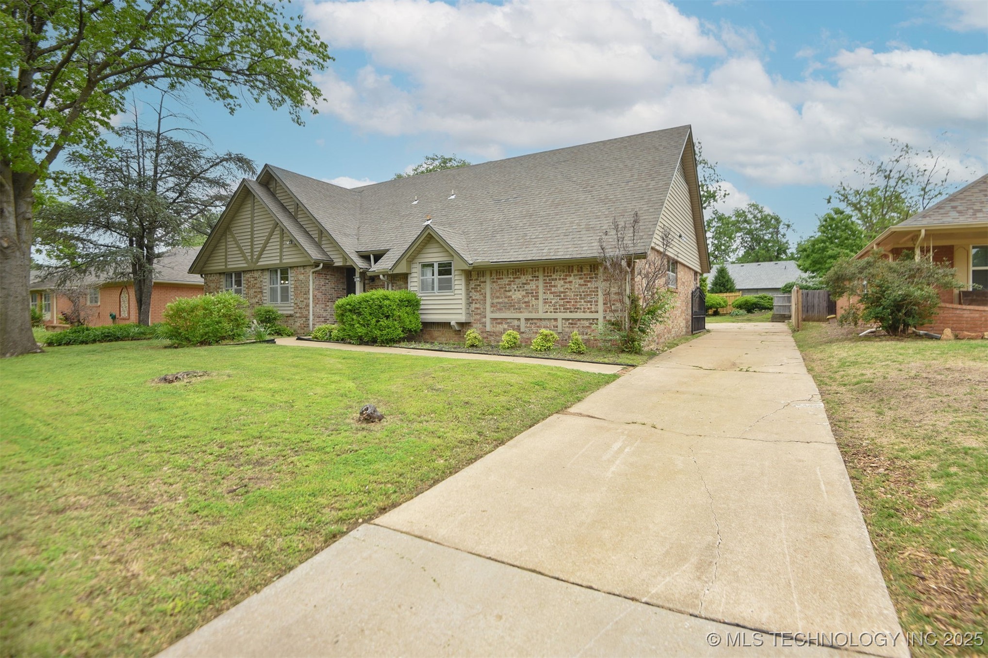 4619 S Lakewood Avenue Property Photo 2