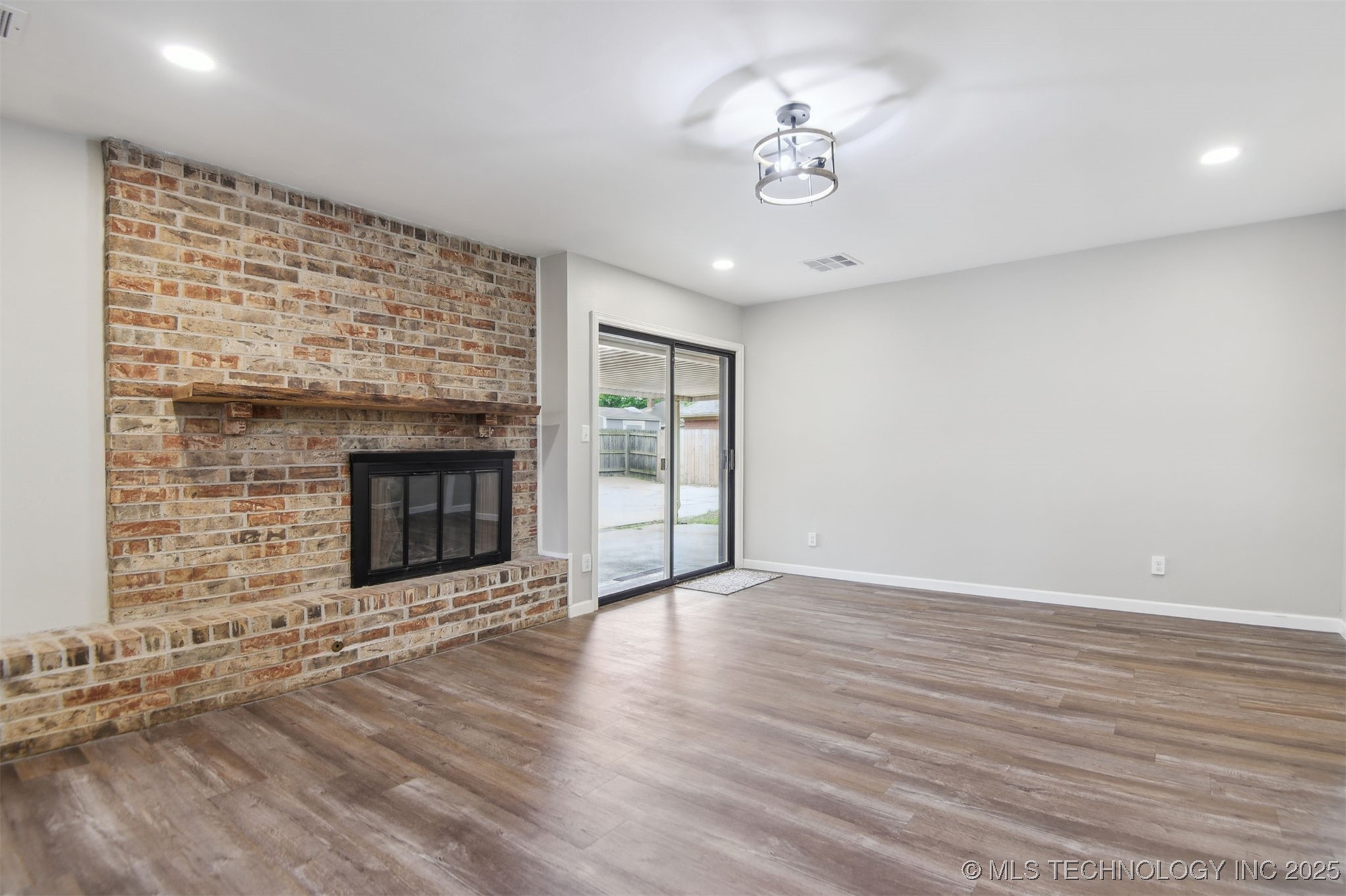 4619 S Lakewood Avenue Property Photo 6