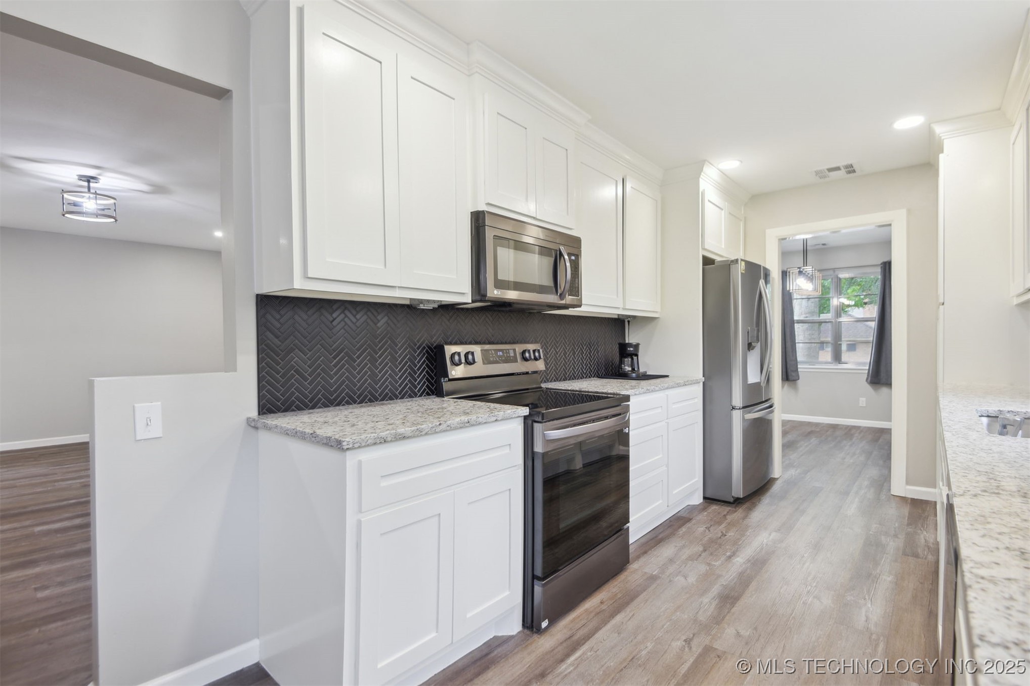 4619 S Lakewood Avenue Property Photo 10