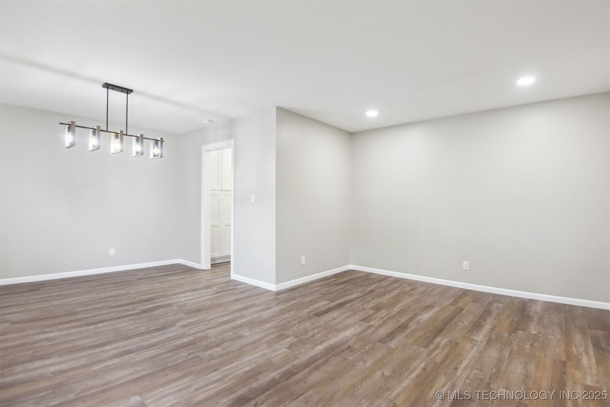 4619 S Lakewood Avenue Property Photo 14