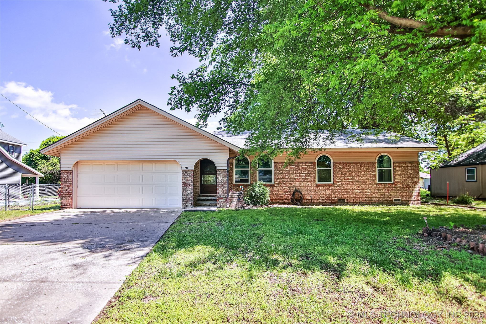 210 N Wyandotte Property Photo 1