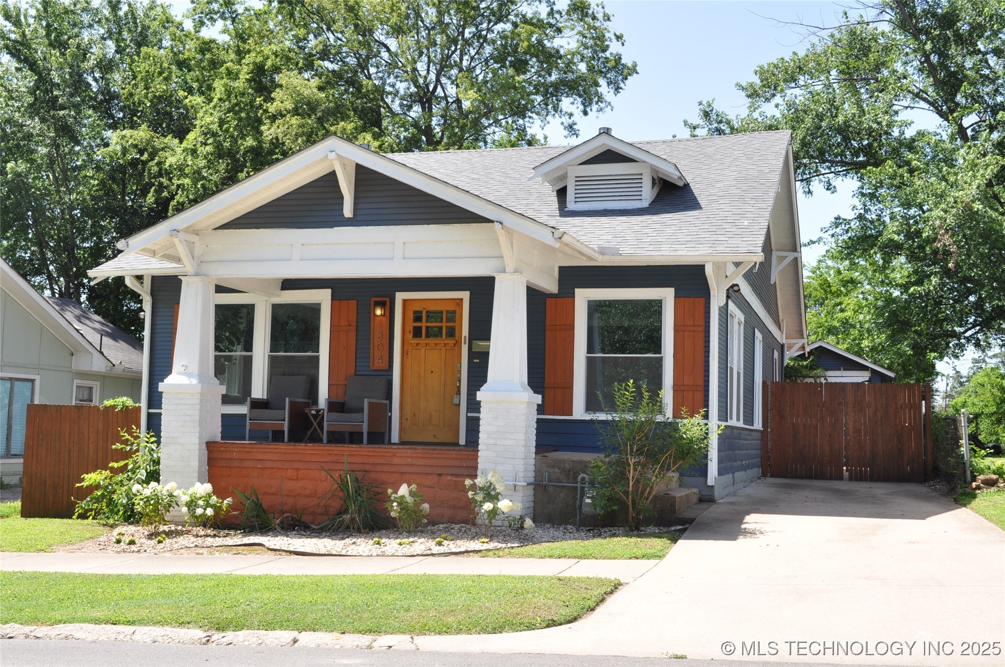 1304 W Easton Street Property Photo