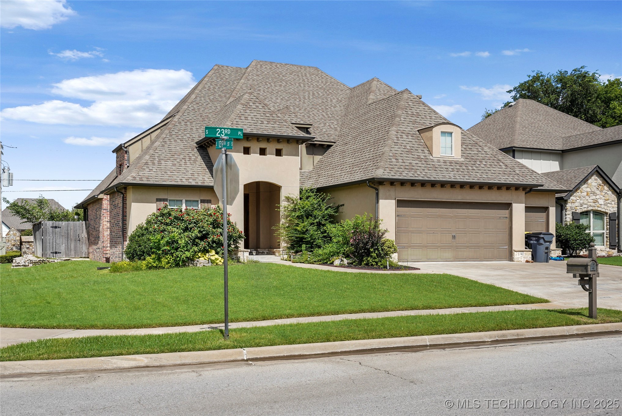 13816 S 23rd Place Property Photo 15