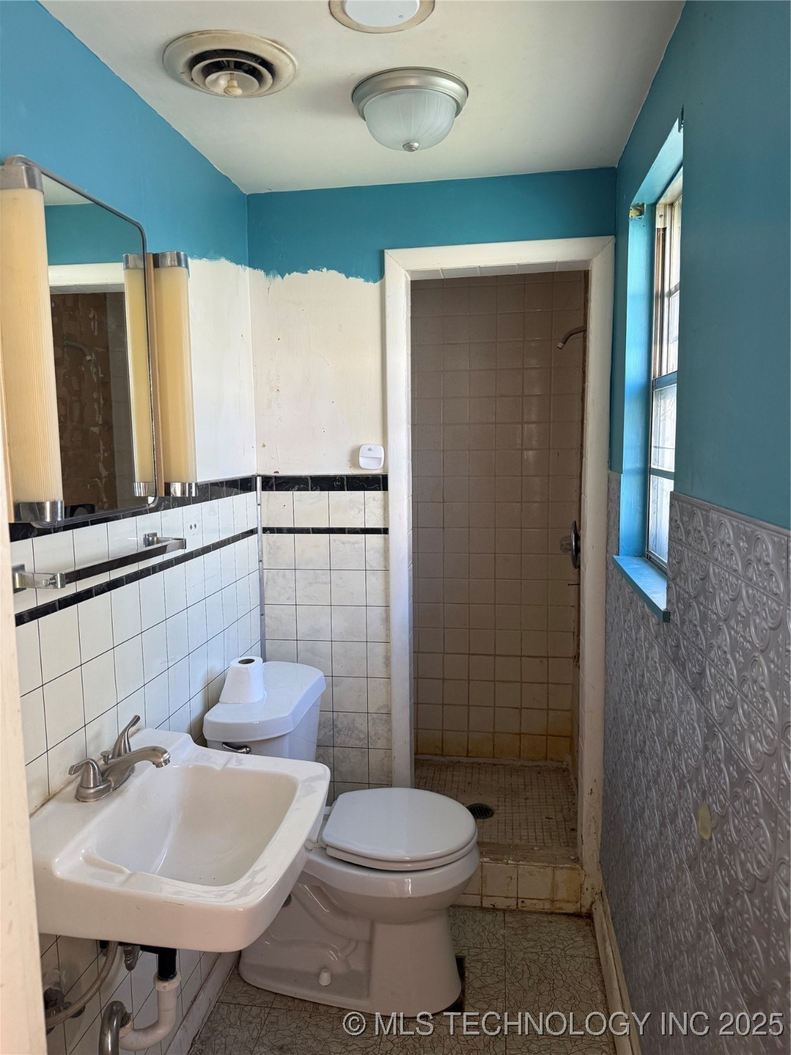 320 W Broadway Street Property Photo 6