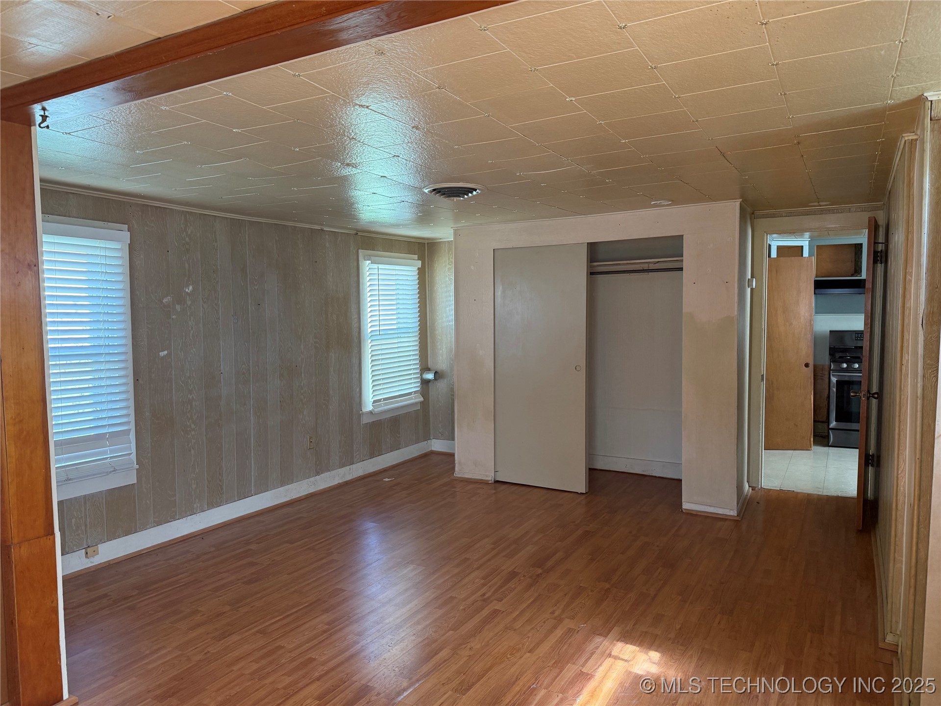 320 W Broadway Street Property Photo 7