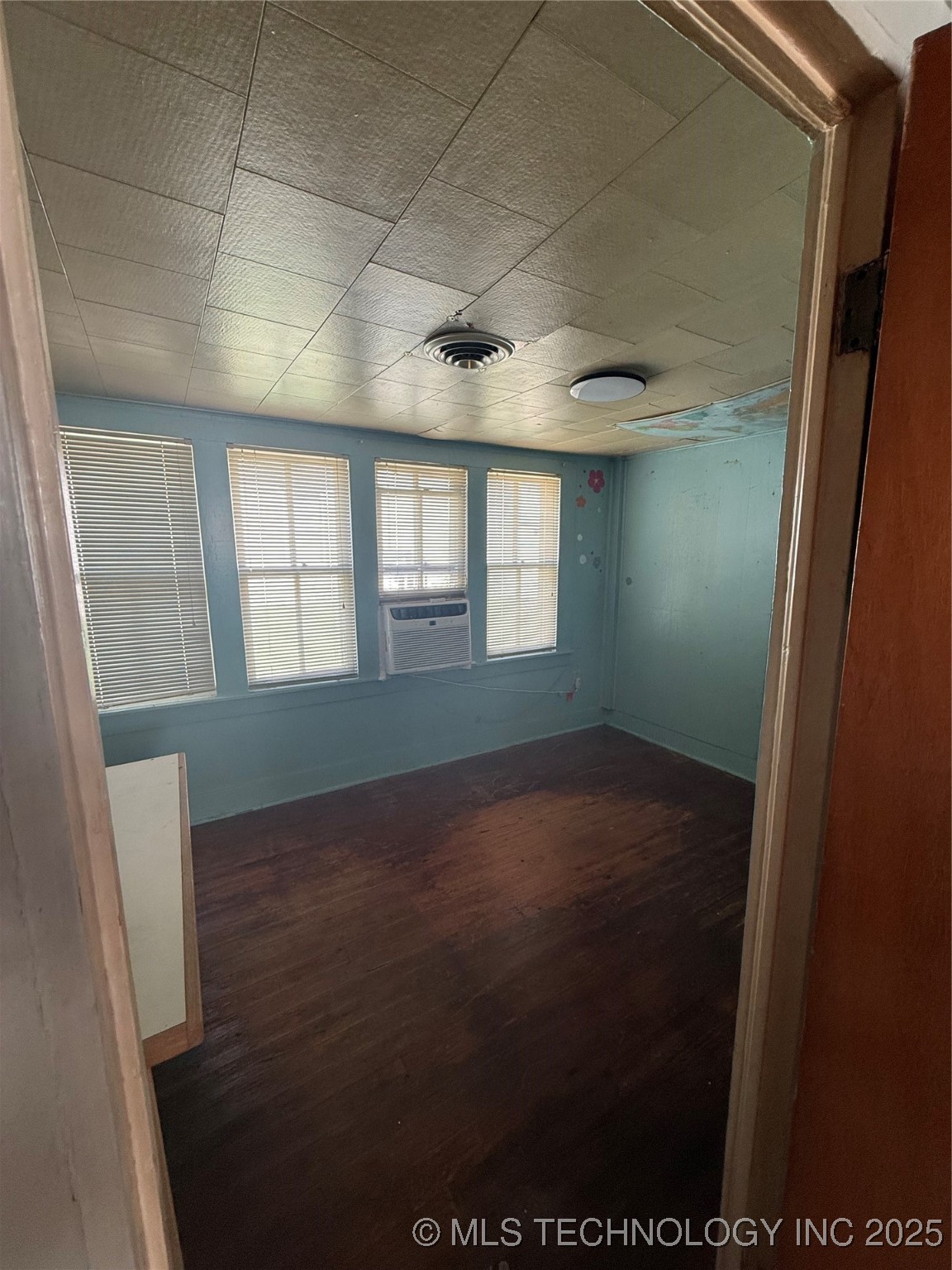 320 W Broadway Street Property Photo 9