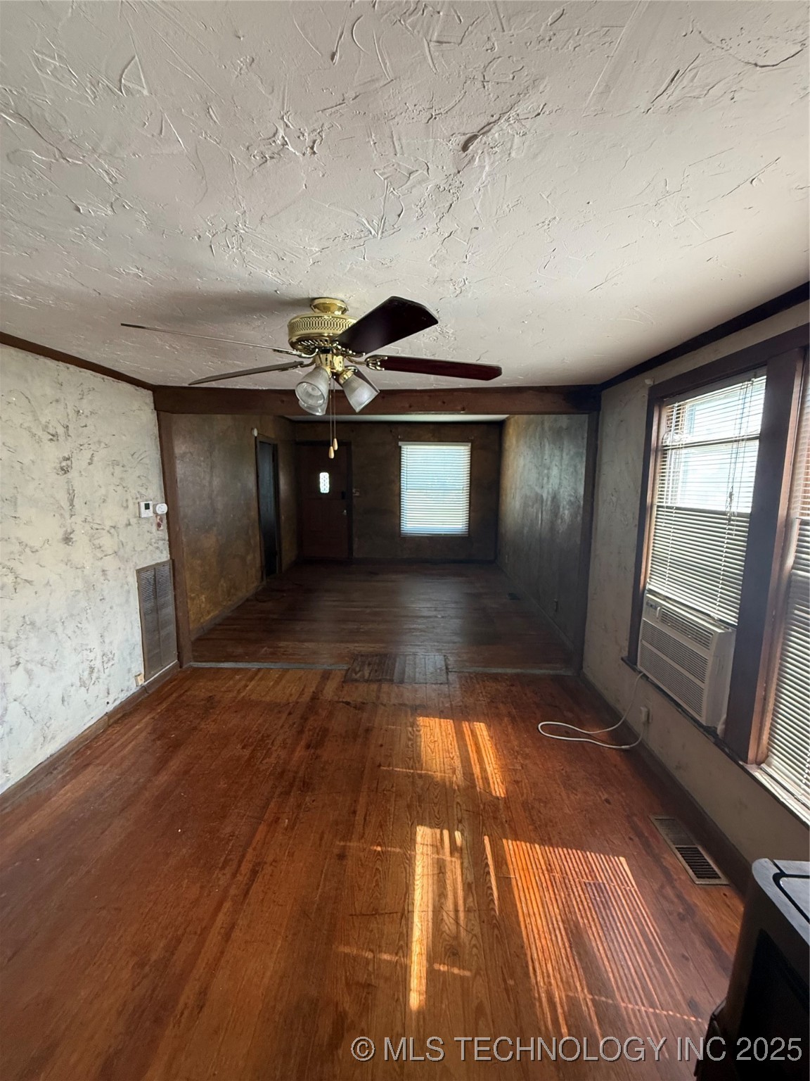 320 W Broadway Street Property Photo 14