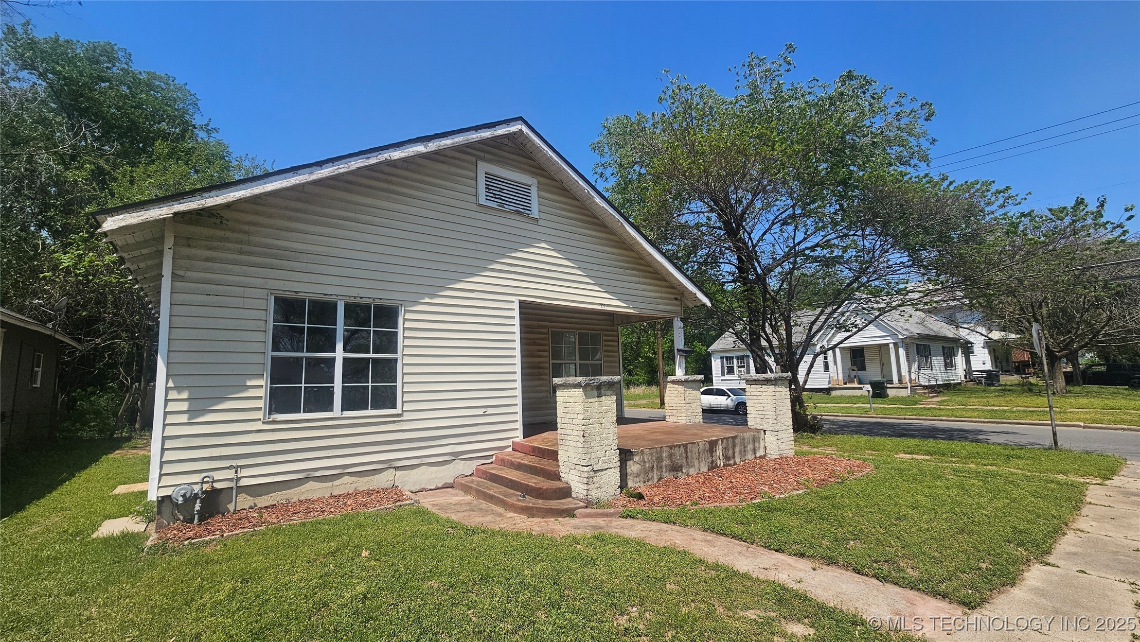 327 N G Street Property Photo