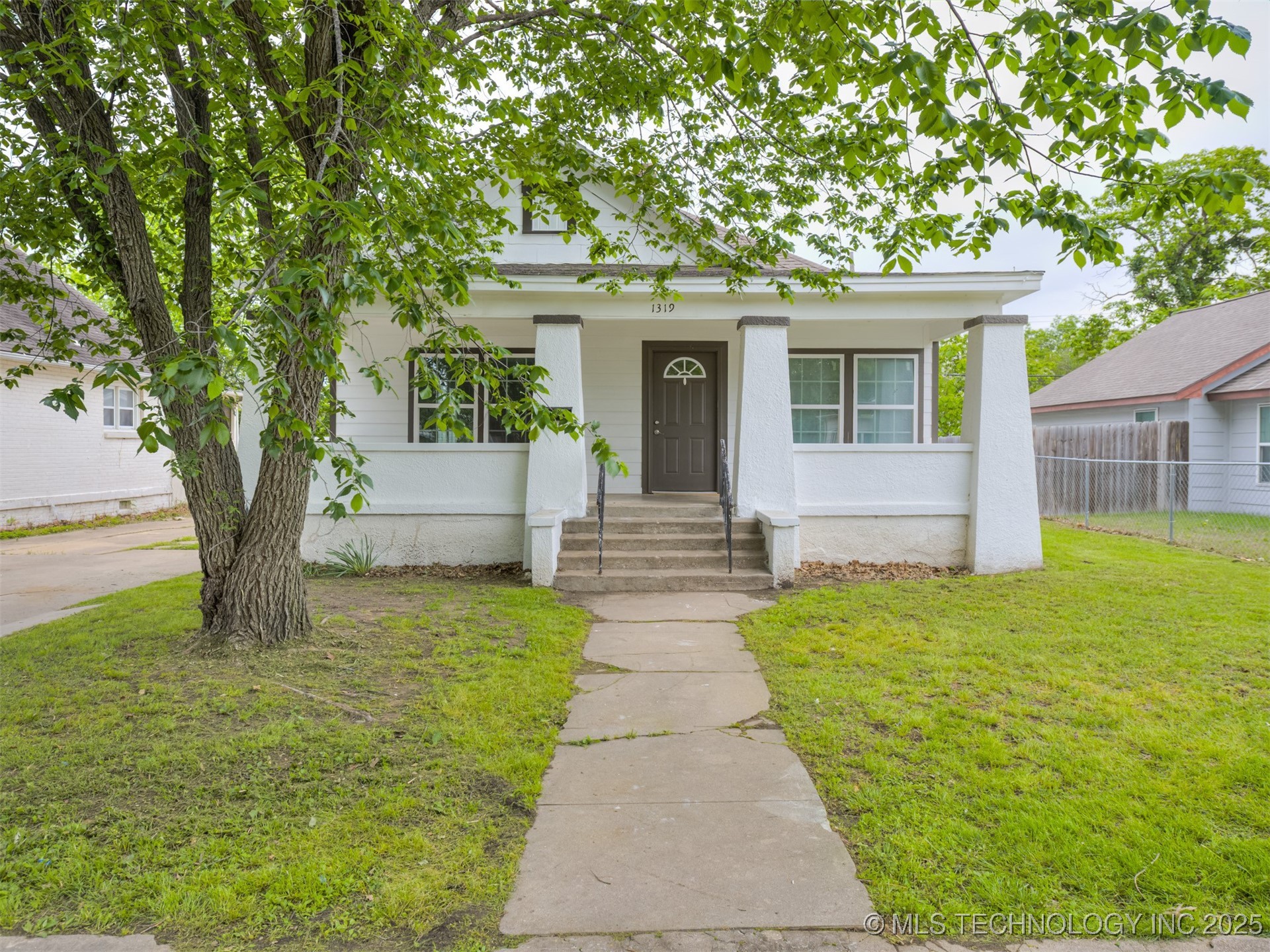 1319 S Dewey Avenue Property Photo 1