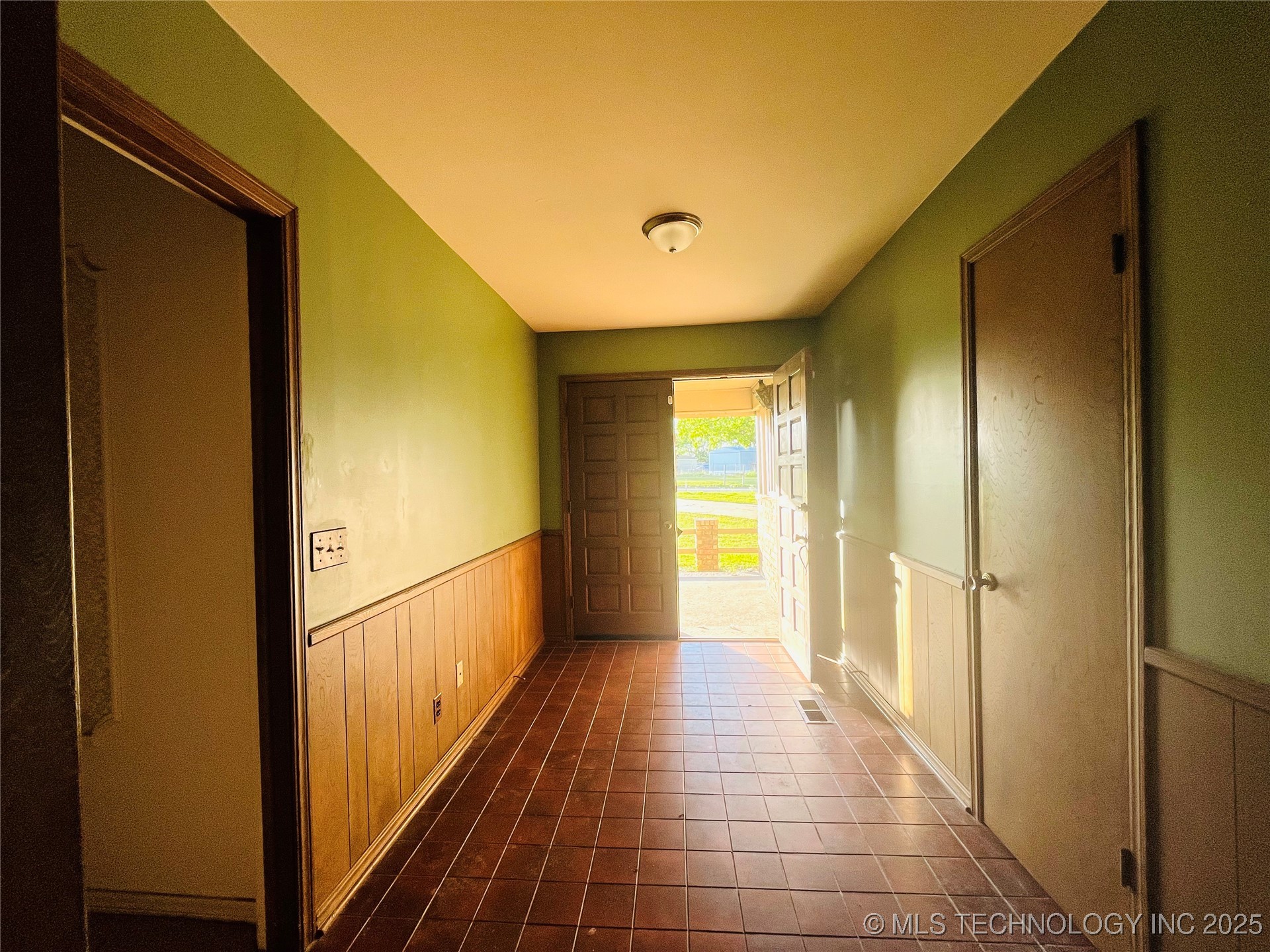 240 Hinton Boulevard Property Photo 2