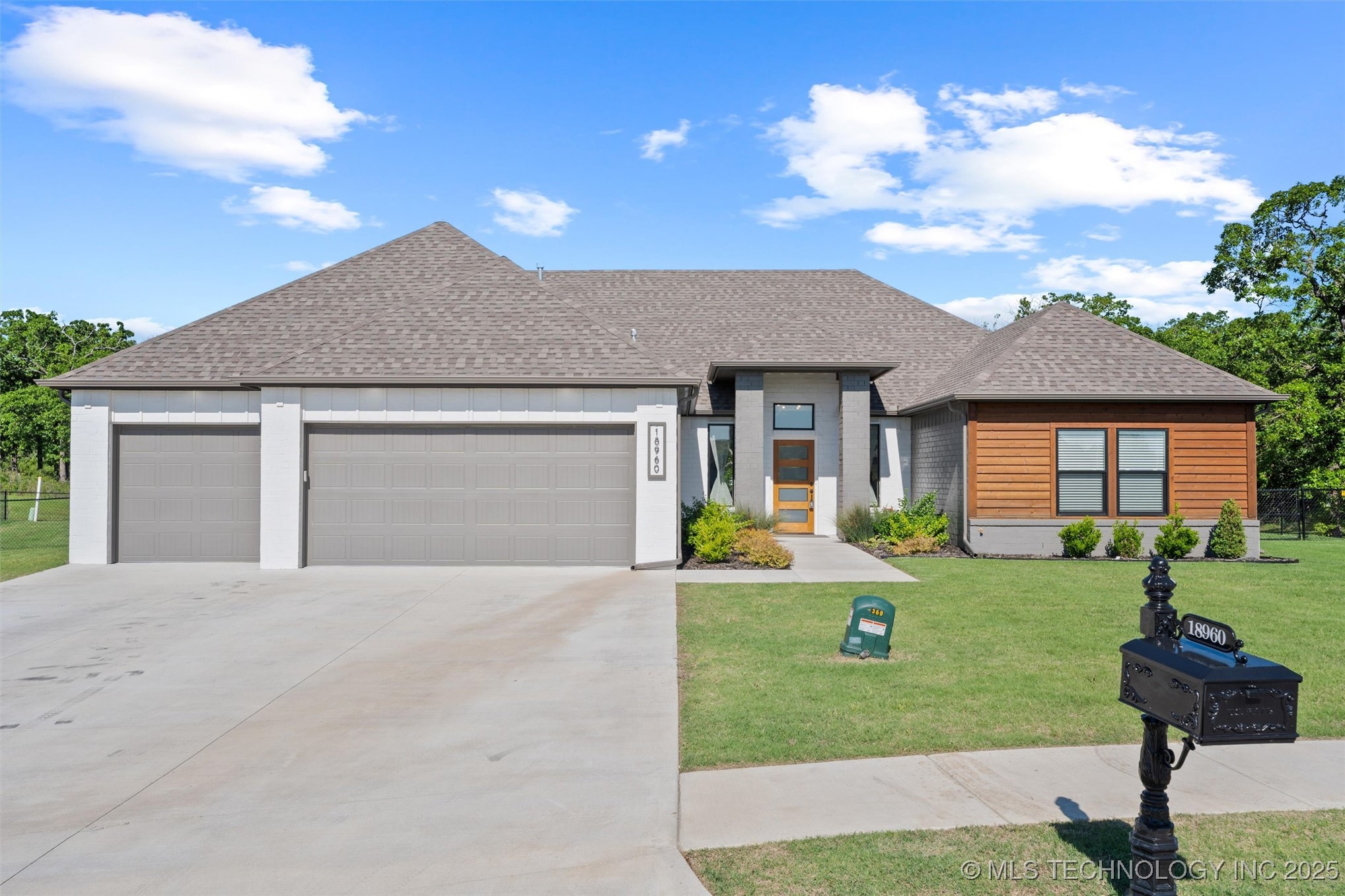 18960 E Ridgeline Road Property Photo 1