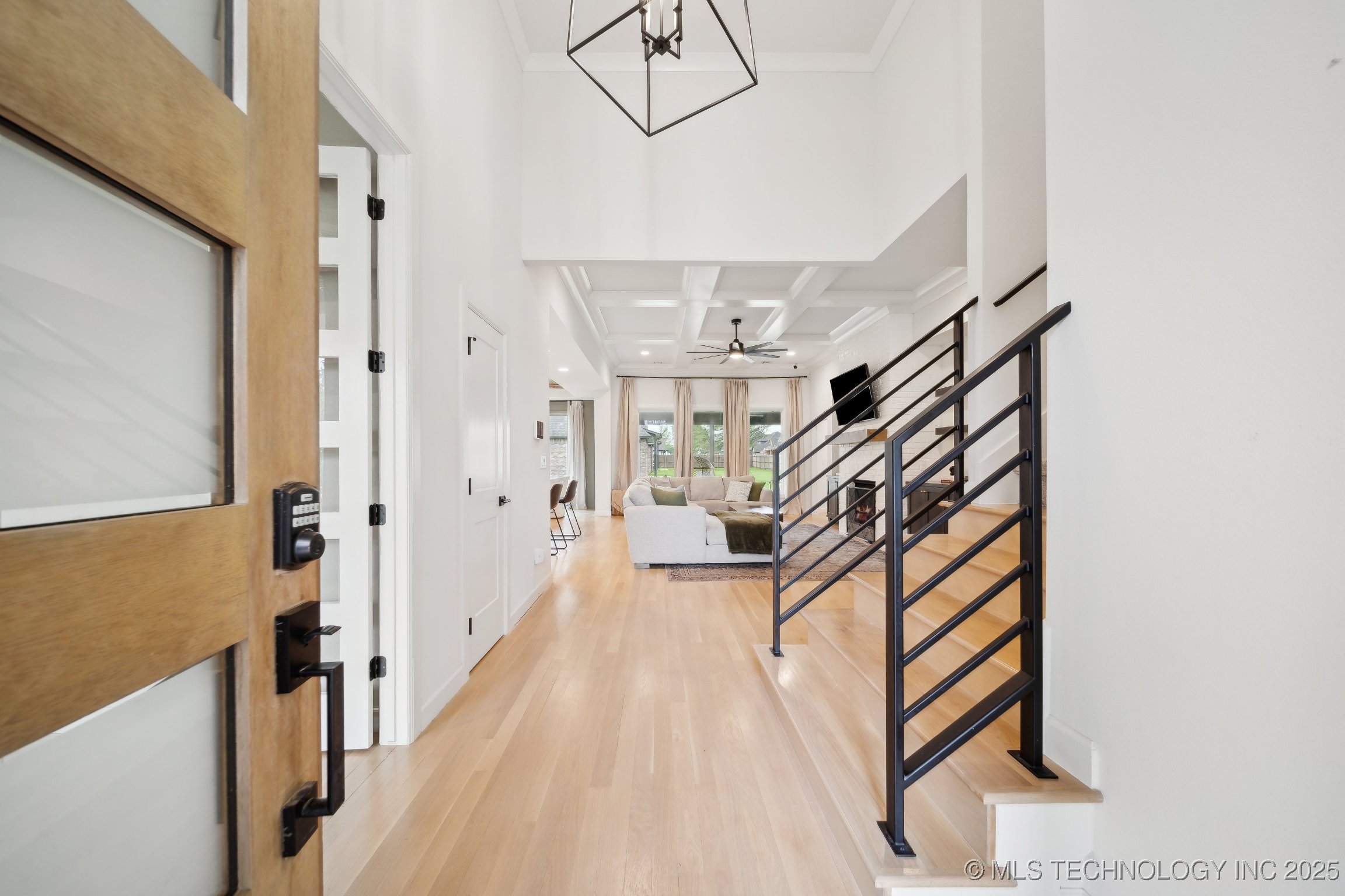 6909 S Willow Avenue Property Photo 6