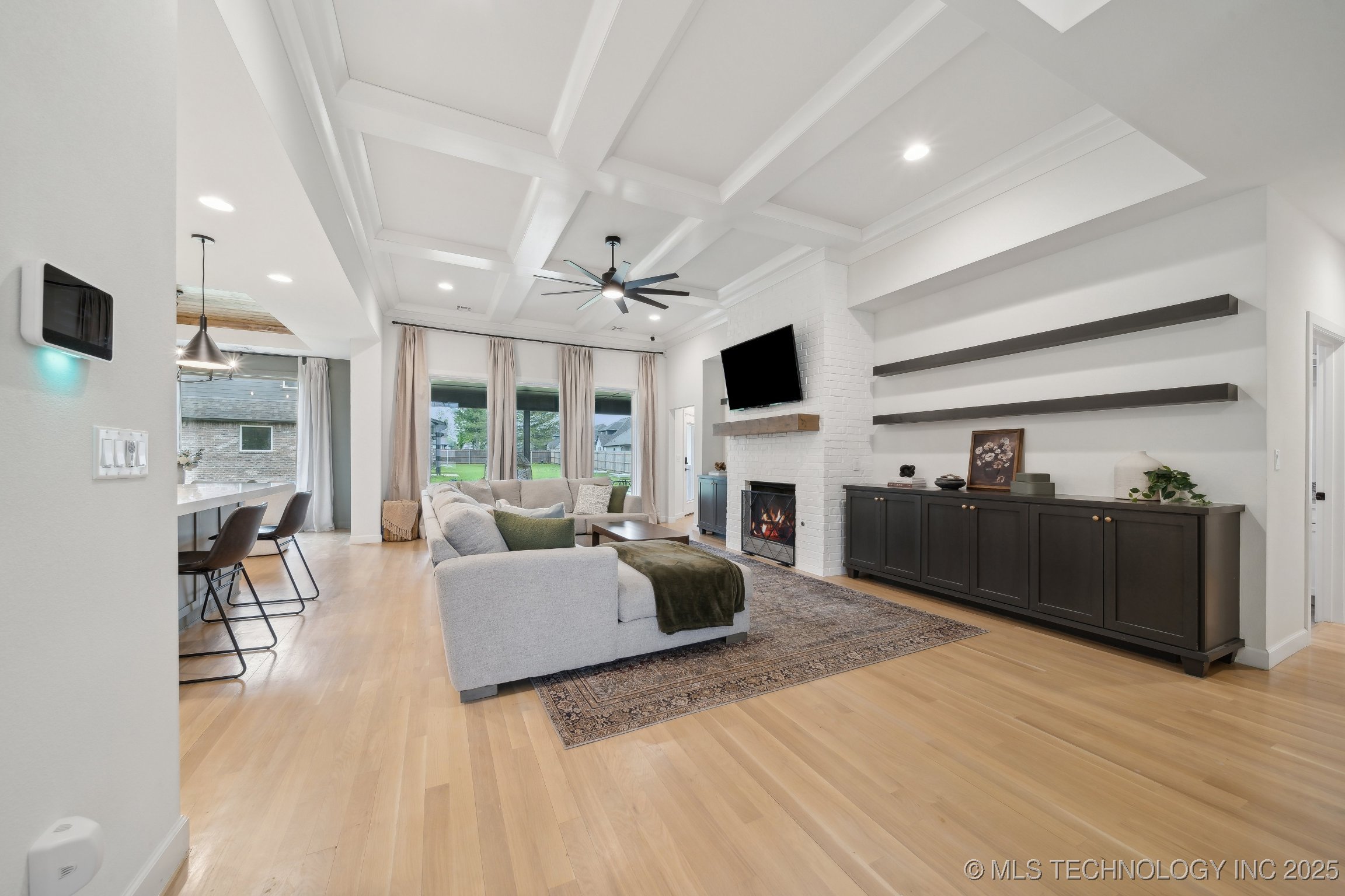 6909 S Willow Avenue Property Photo 10