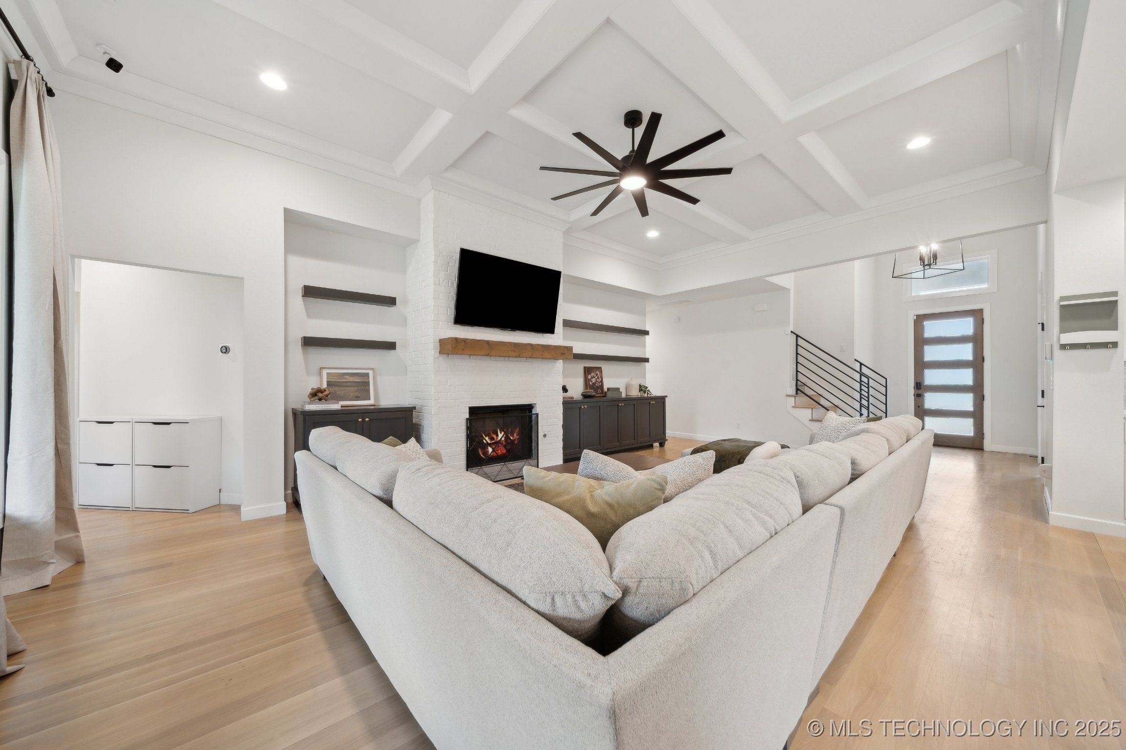 6909 S Willow Avenue Property Photo 12