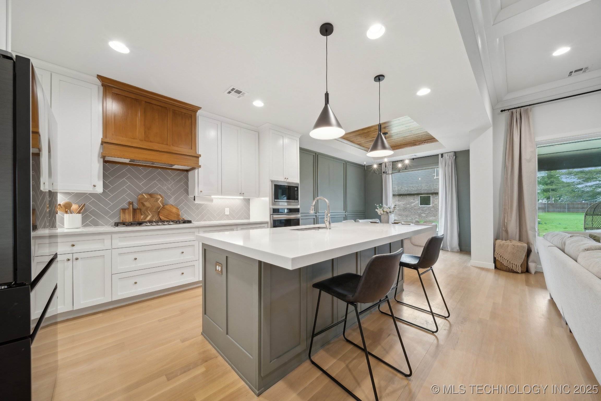 6909 S Willow Avenue Property Photo 13
