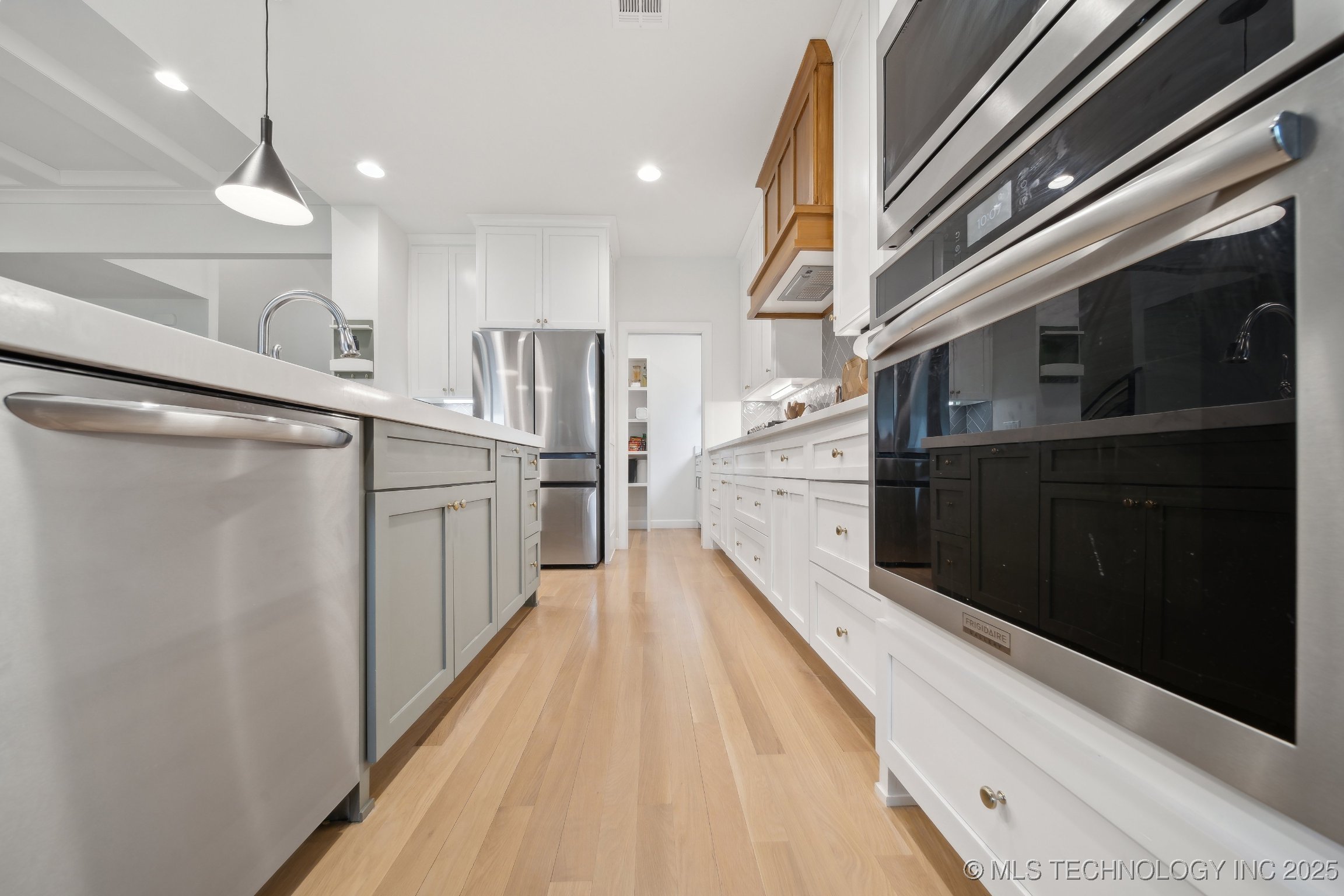6909 S Willow Avenue Property Photo 16