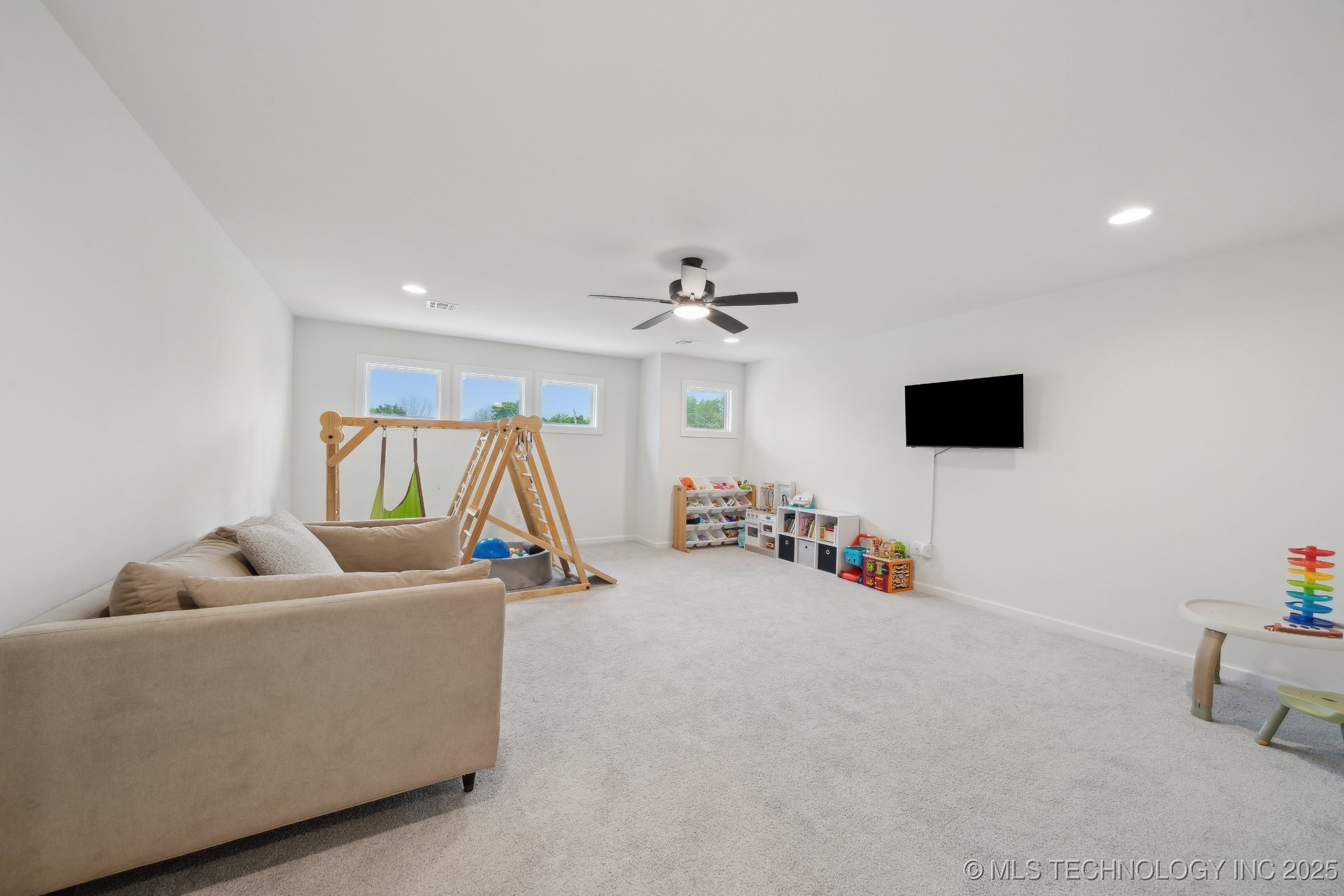 6909 S Willow Avenue Property Photo 31