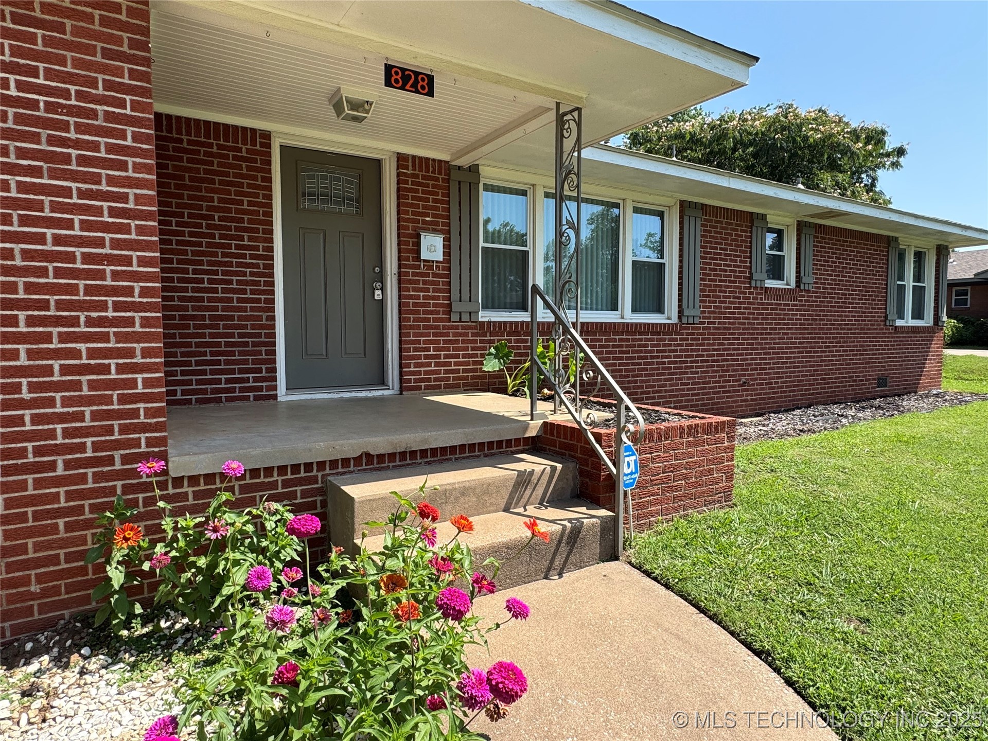 828 E 6th Street Property Photo 1