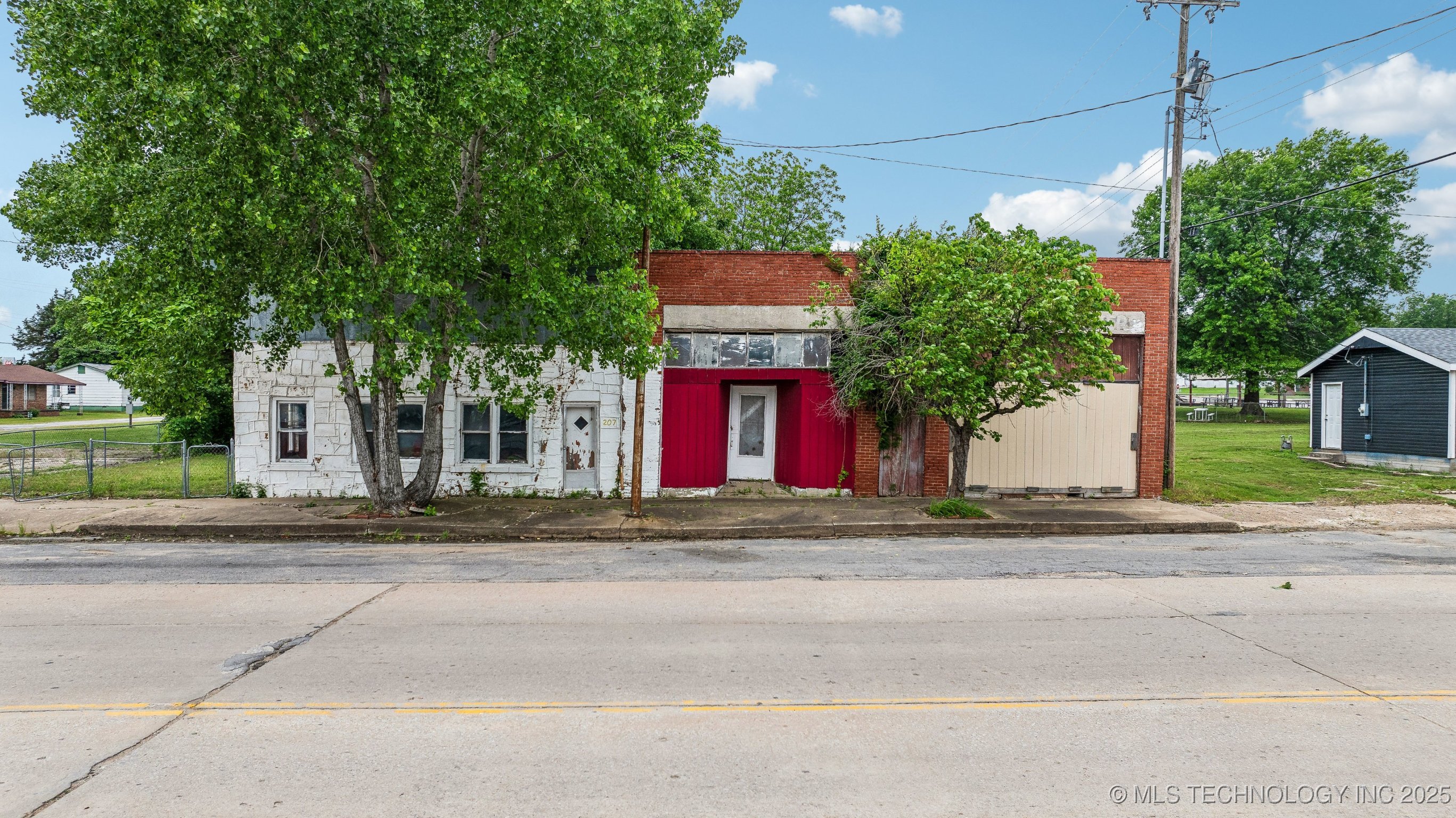 207 N Broadway Street Property Photo 1