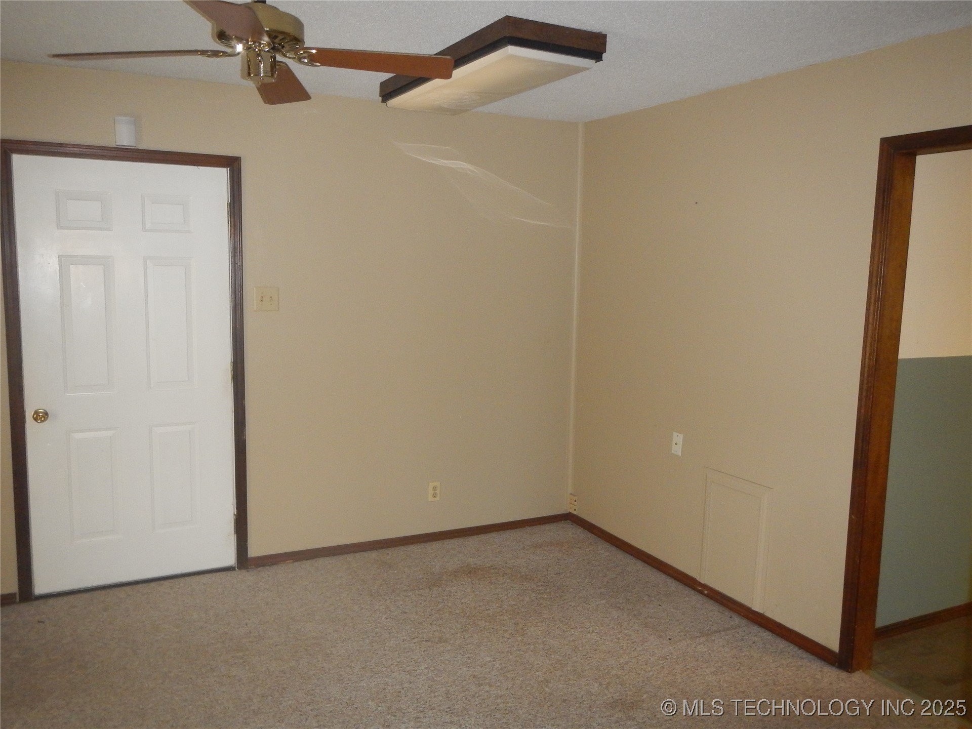 110 W 8th Street Property Photo 15
