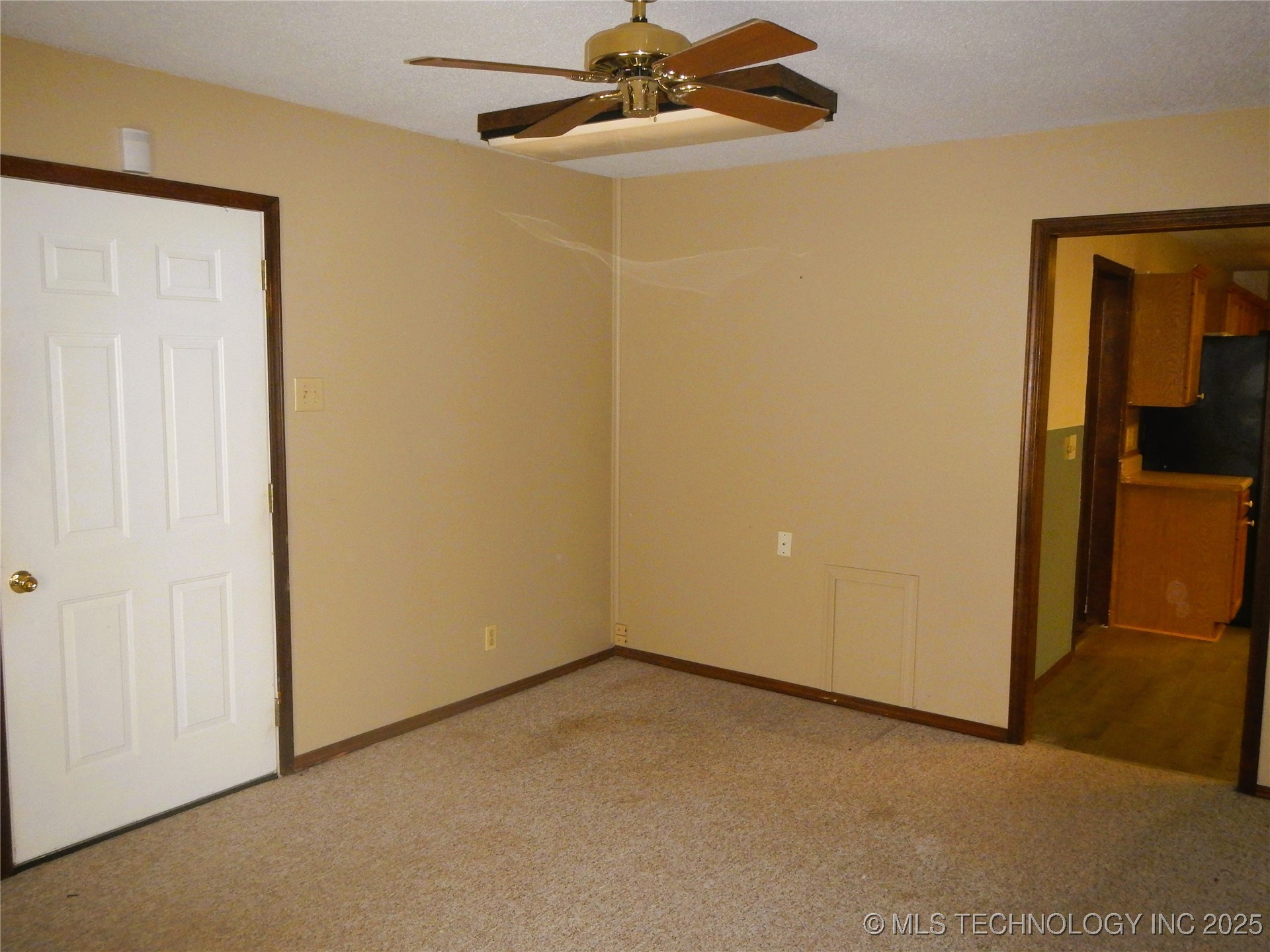 110 W 8th Street Property Photo 16