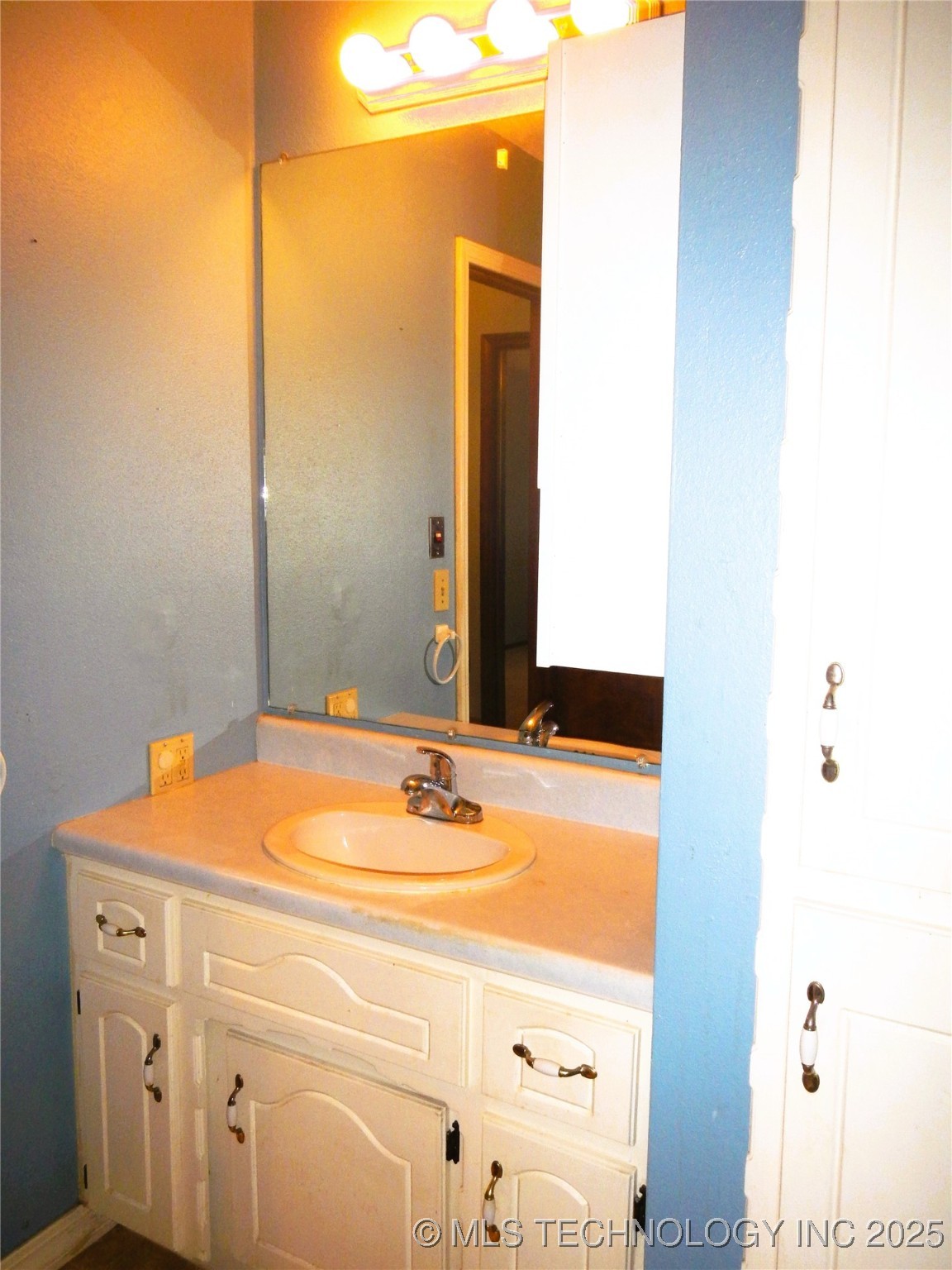 110 W 8th Street Property Photo 25