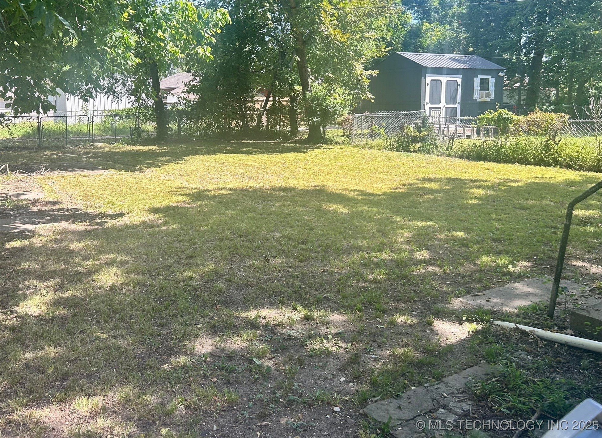 808 E 14 Street Property Photo 3