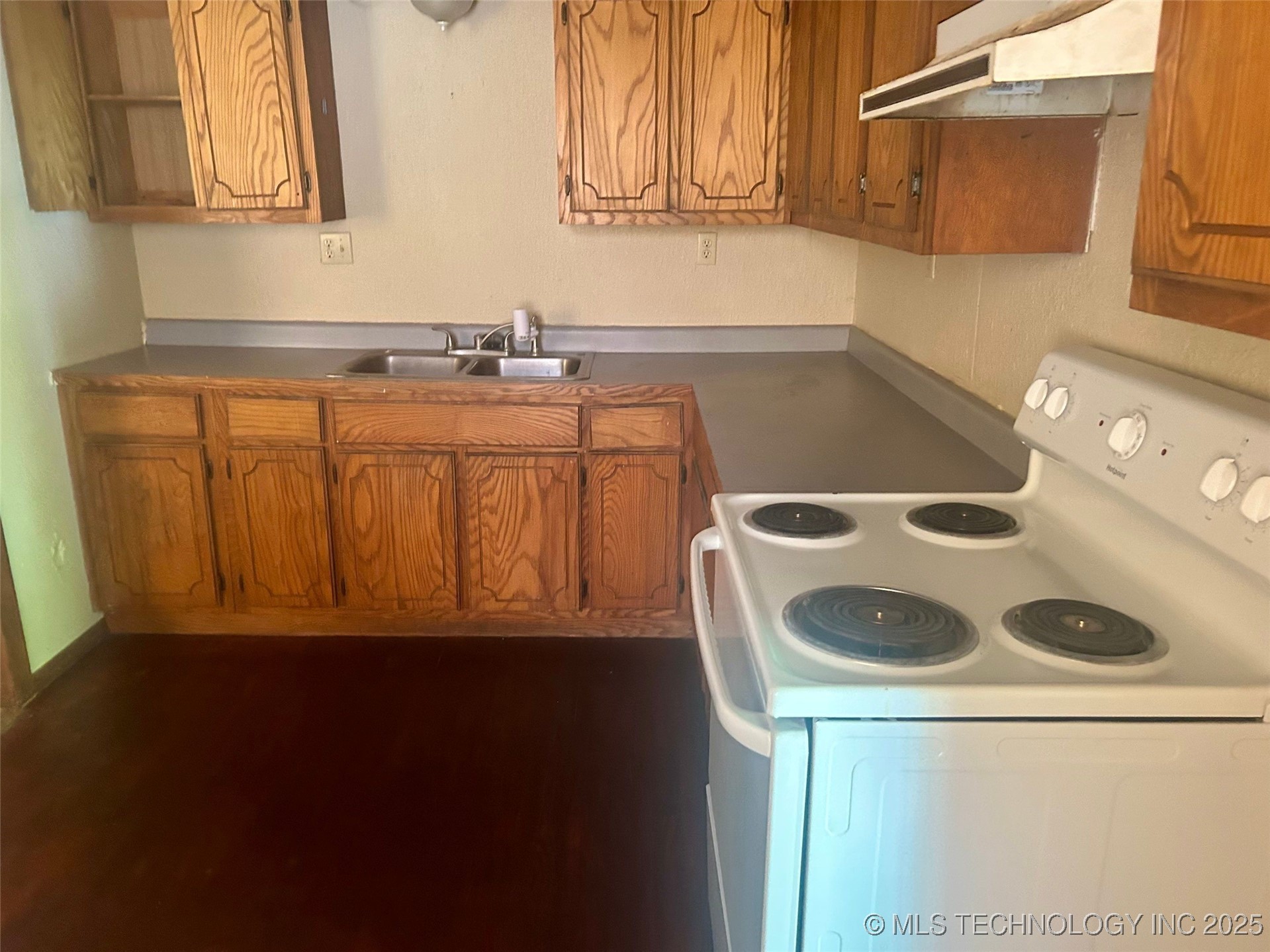 808 E 14 Street Property Photo 4