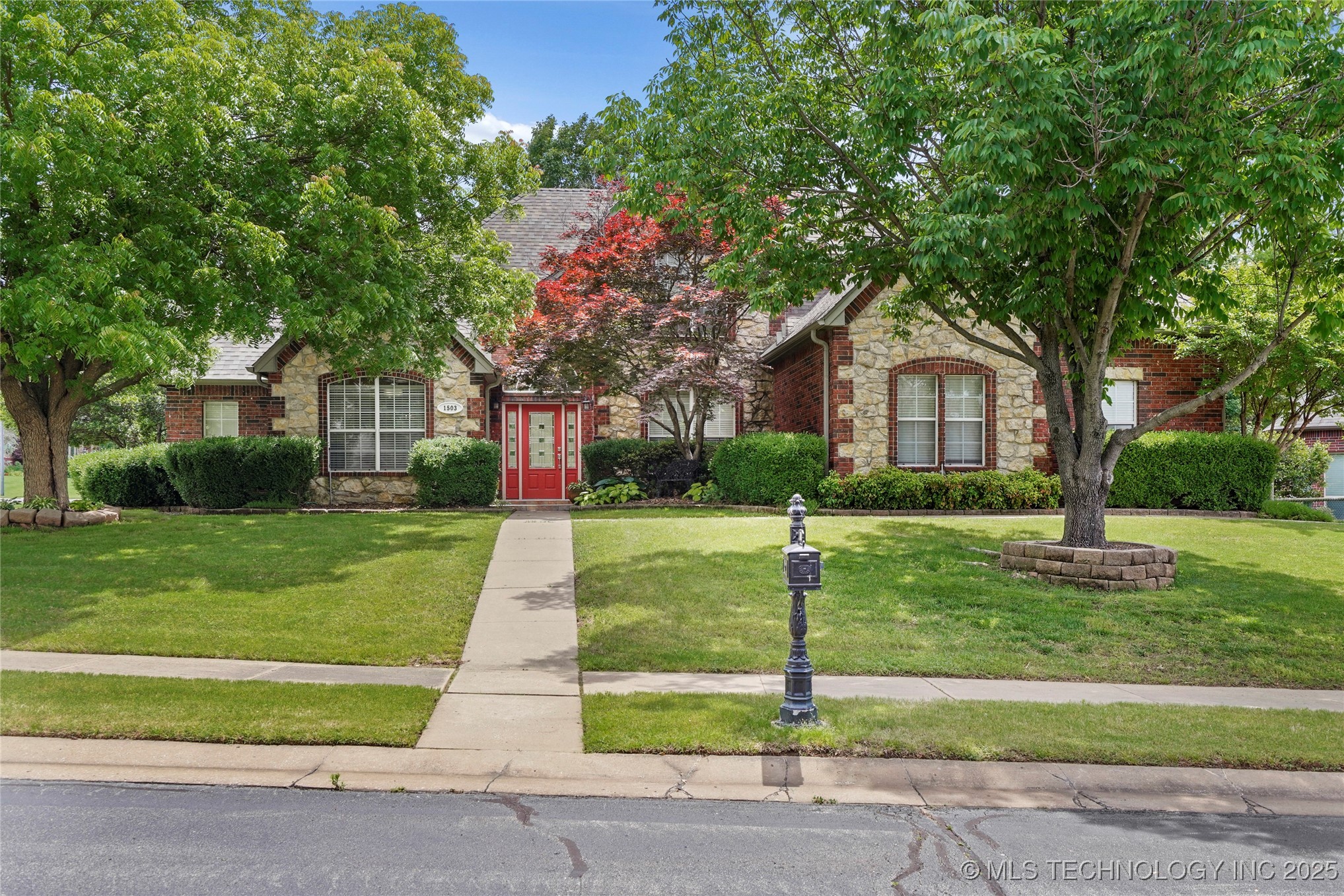 1503 W Plymouth Circle Property Image