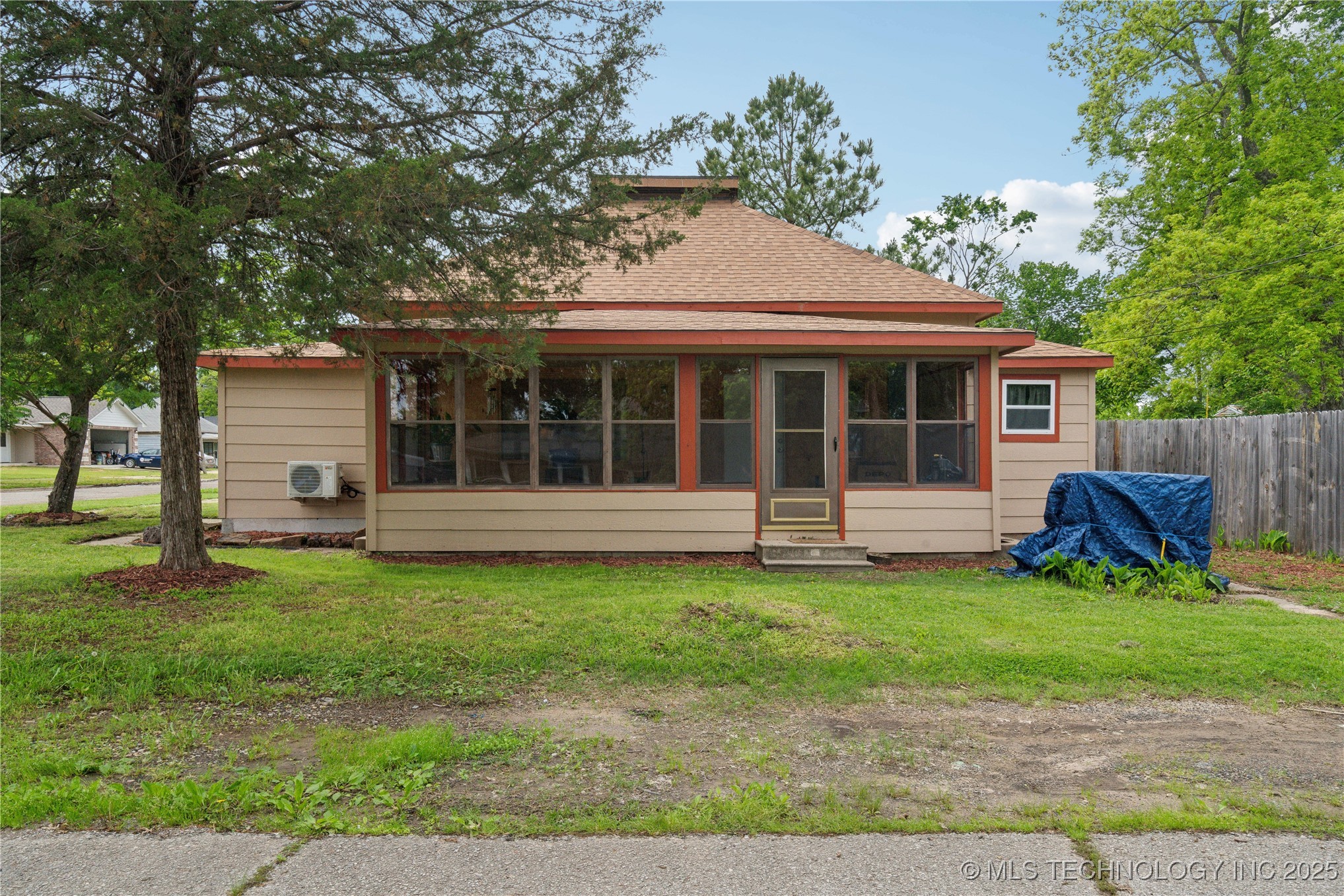 200 E Young Street Property Photo
