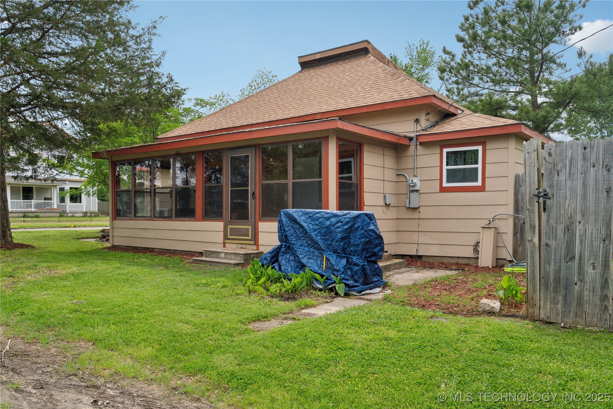 200 E Young Street Property Photo 2
