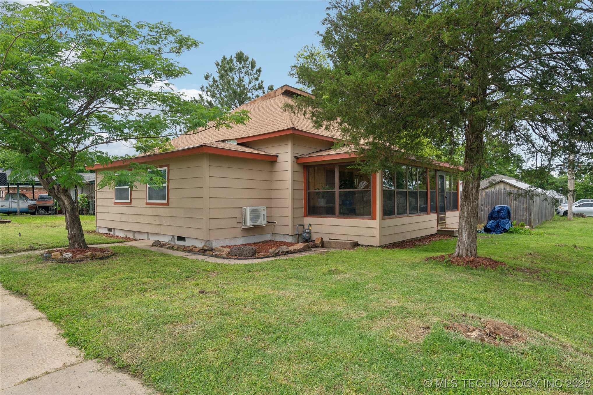200 E Young Street Property Photo 3