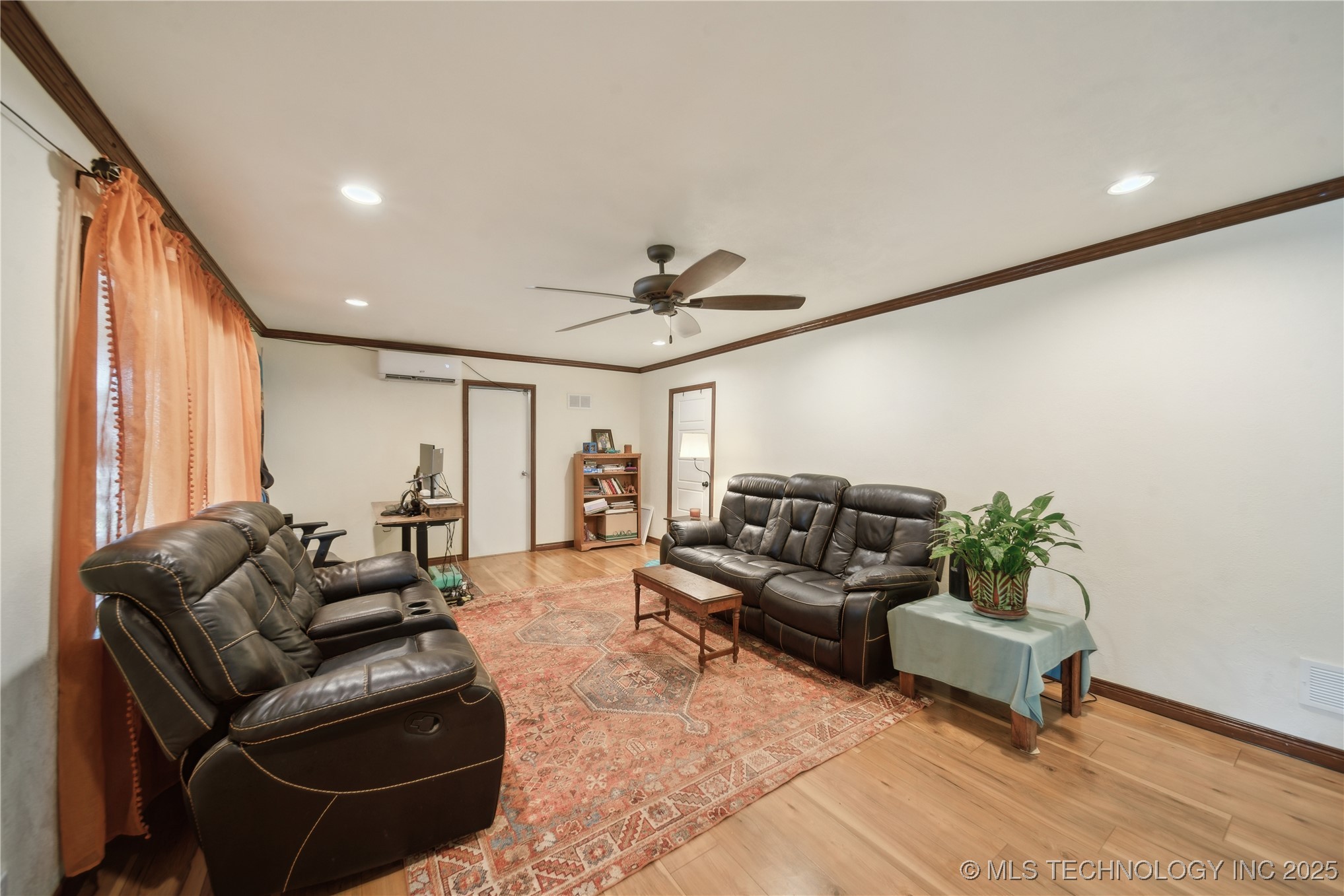 200 E Young Street Property Photo 5
