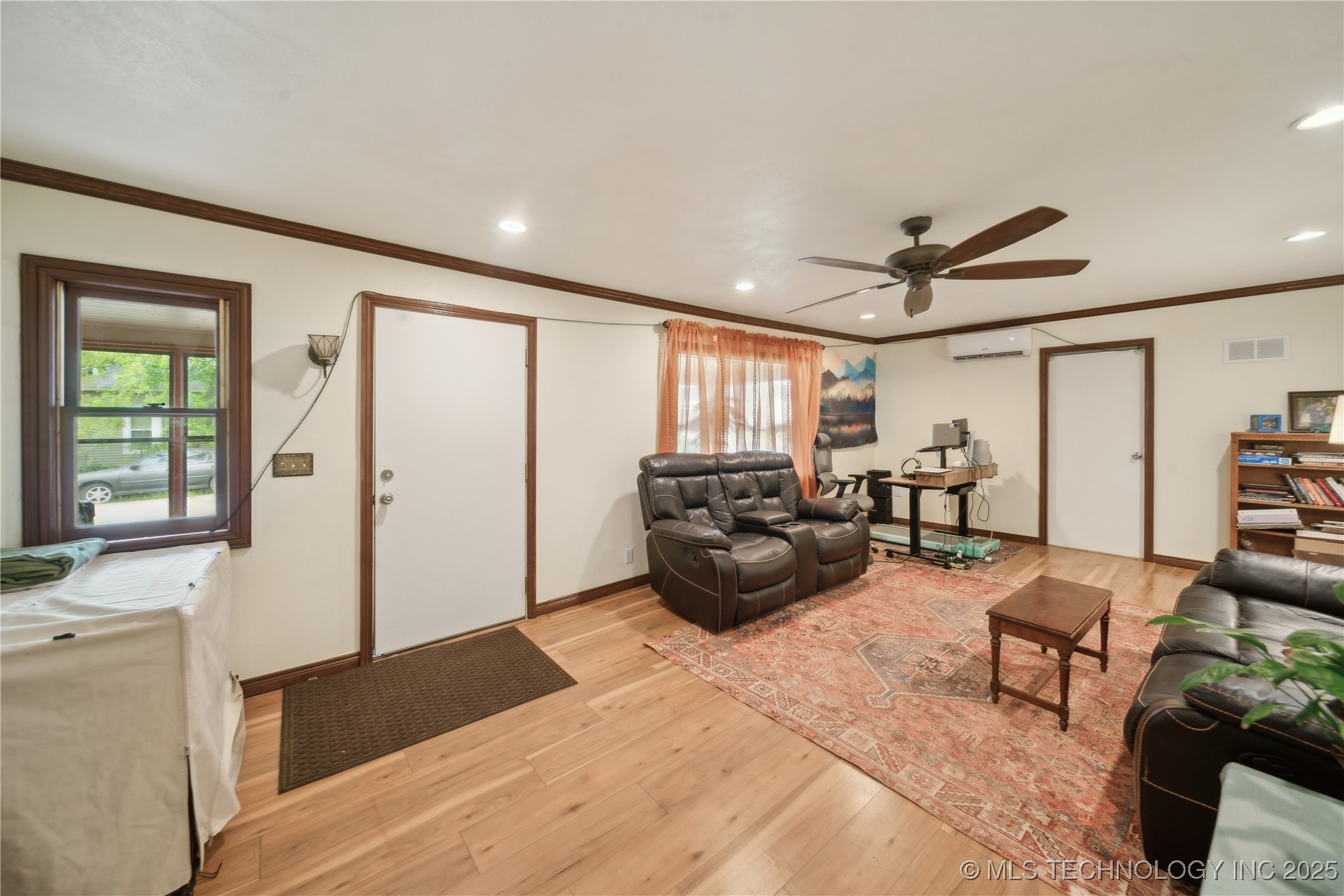200 E Young Street Property Photo 6