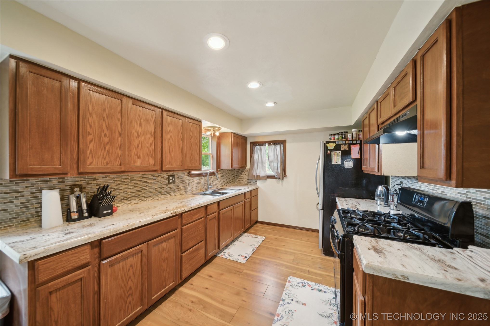 200 E Young Street Property Photo 10