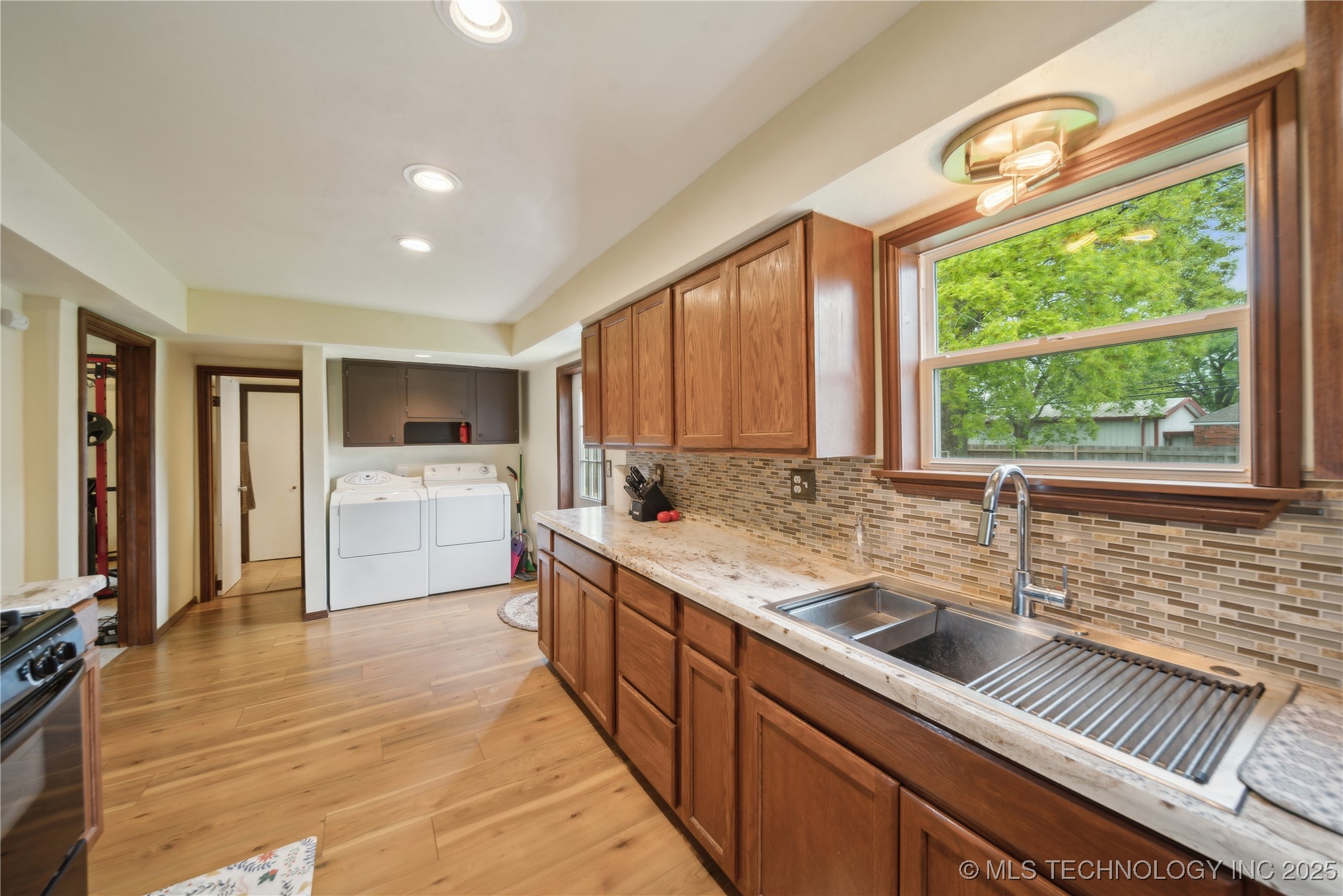 200 E Young Street Property Photo 12