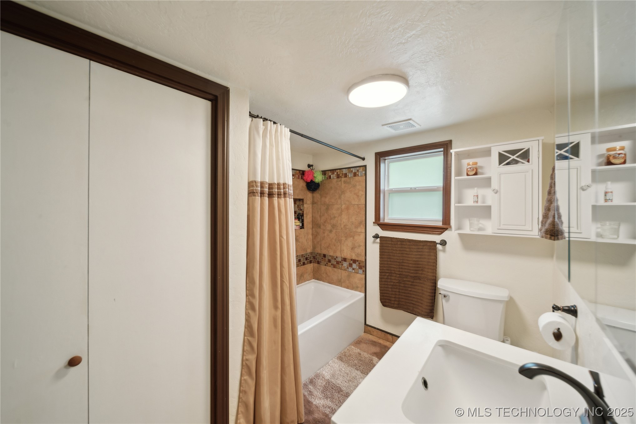 200 E Young Street Property Photo 16