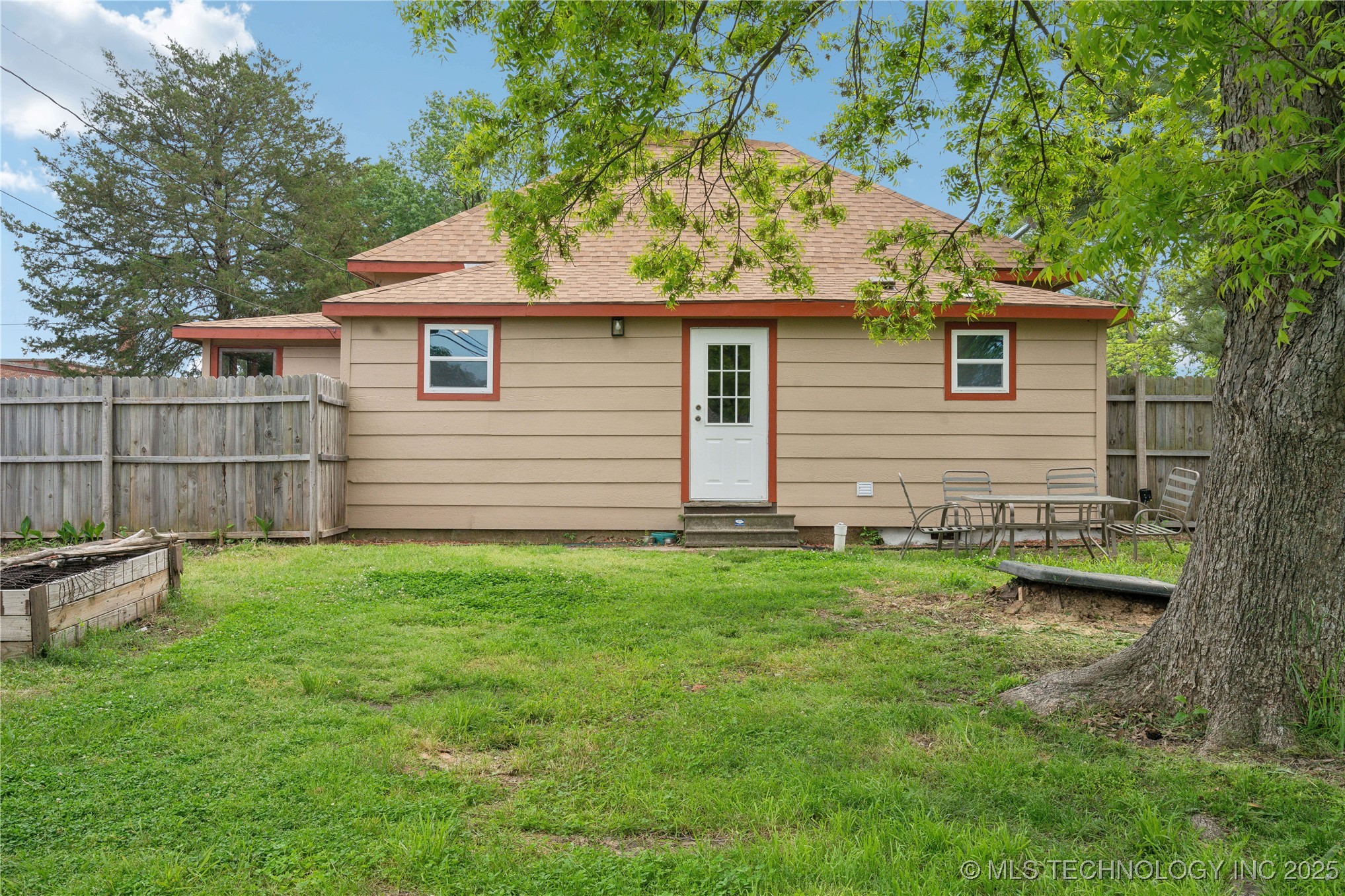 200 E Young Street Property Photo 25