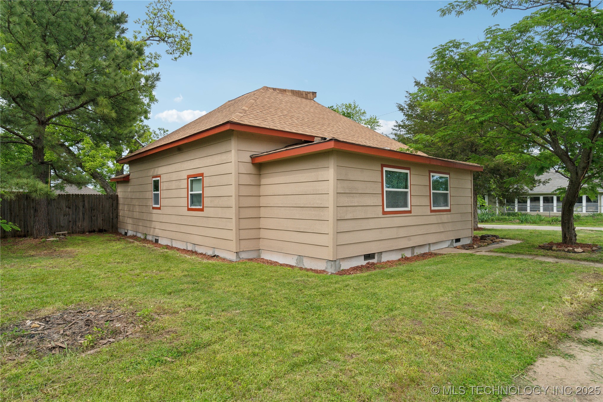 200 E Young Street Property Photo 27