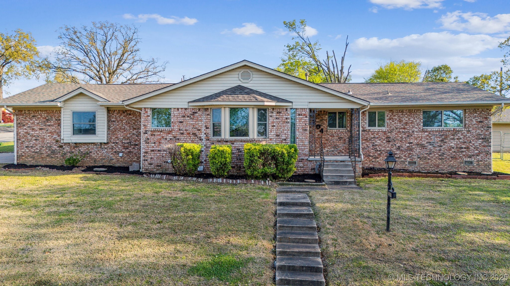 204 E Saddlerock Road Property Photo 1
