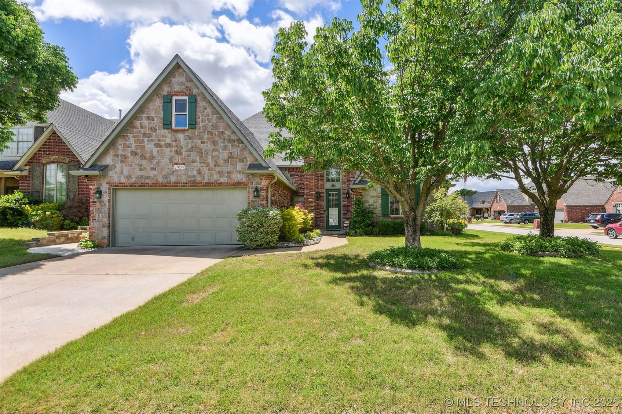 3909 W Utica Street Property Photo