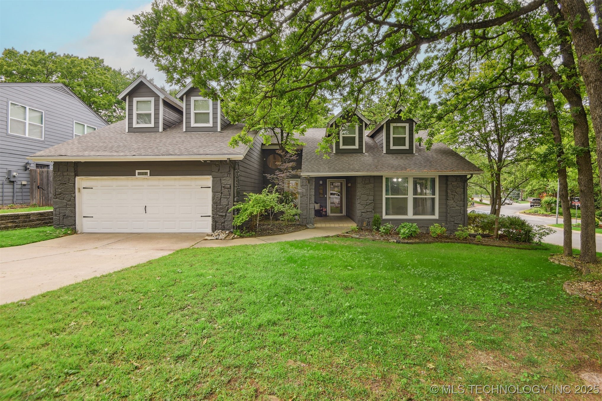 9804 S Lakewood Place Property Photo 1