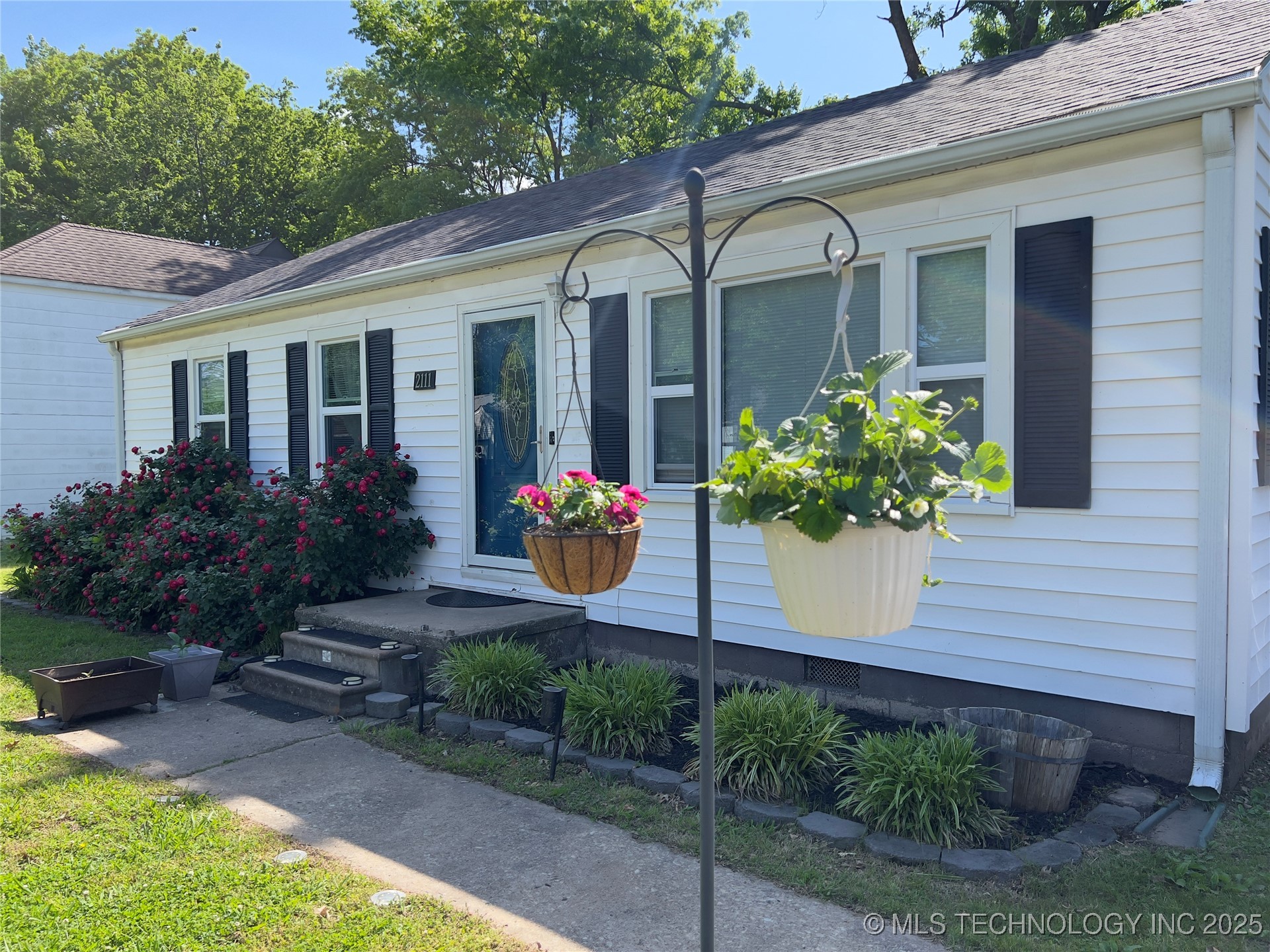 2111 S Dewey Avenue Property Photo
