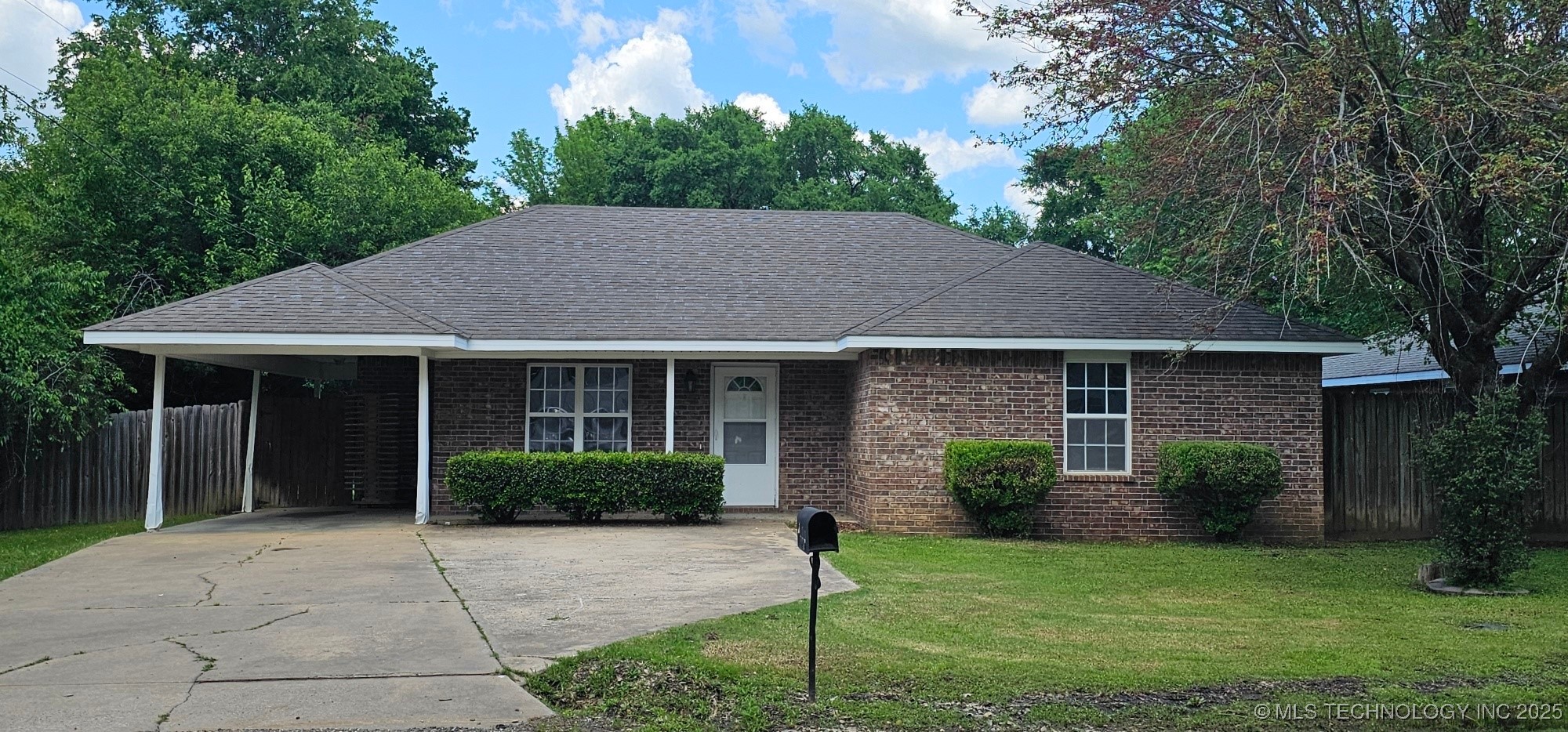 103 E Iola Property Photo 1