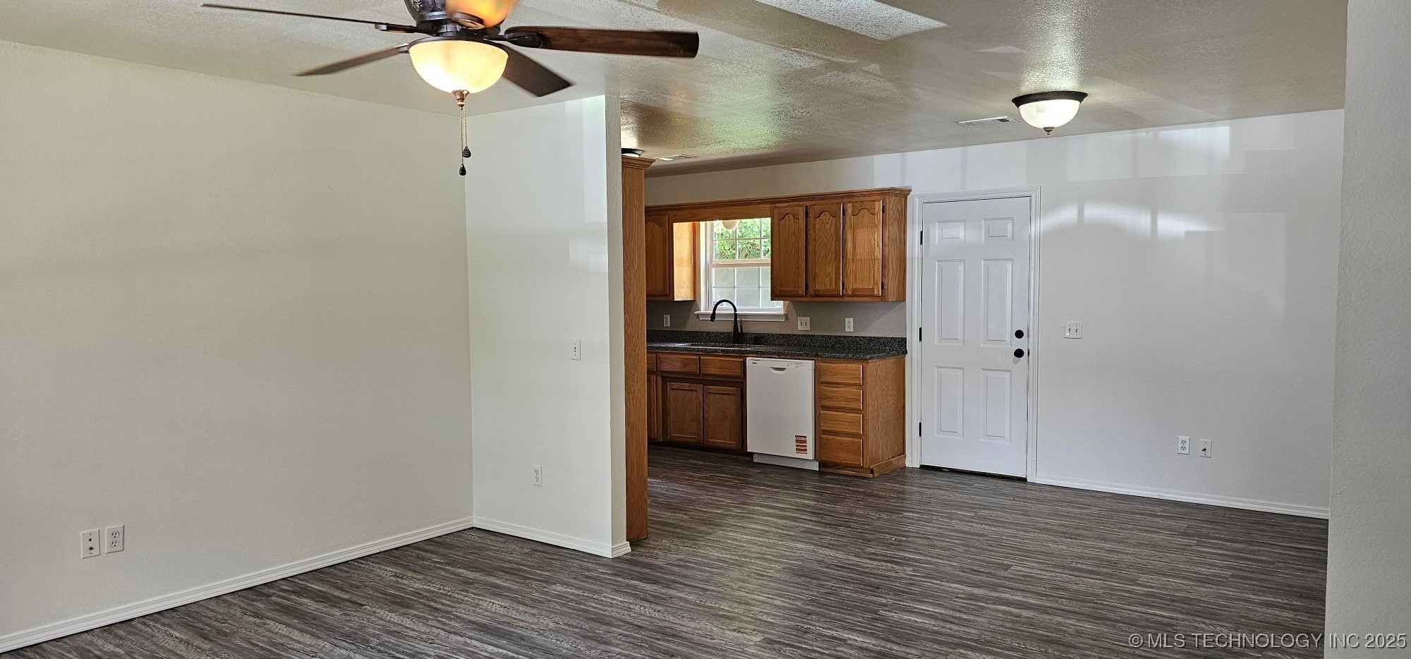 103 E Iola Property Photo 2