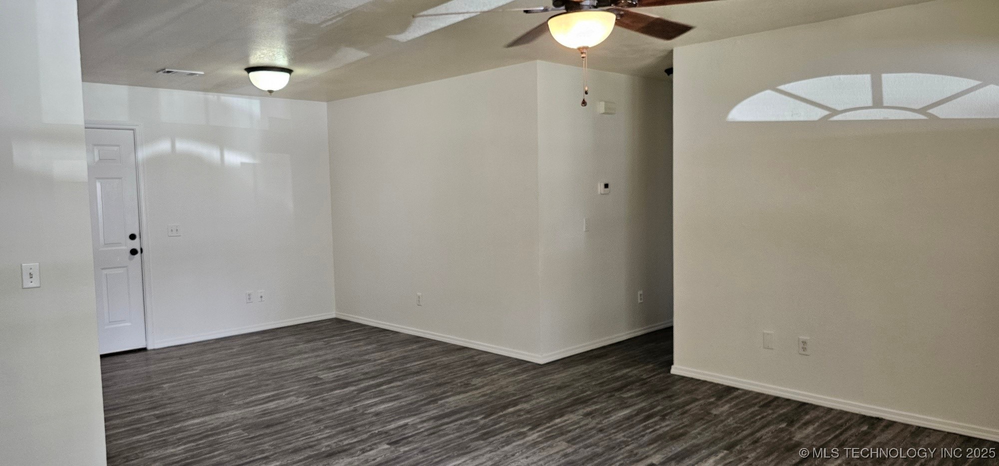 103 E Iola Property Photo 3
