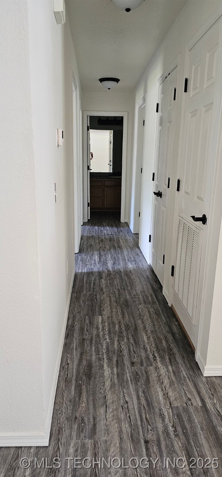103 E Iola Property Photo 4