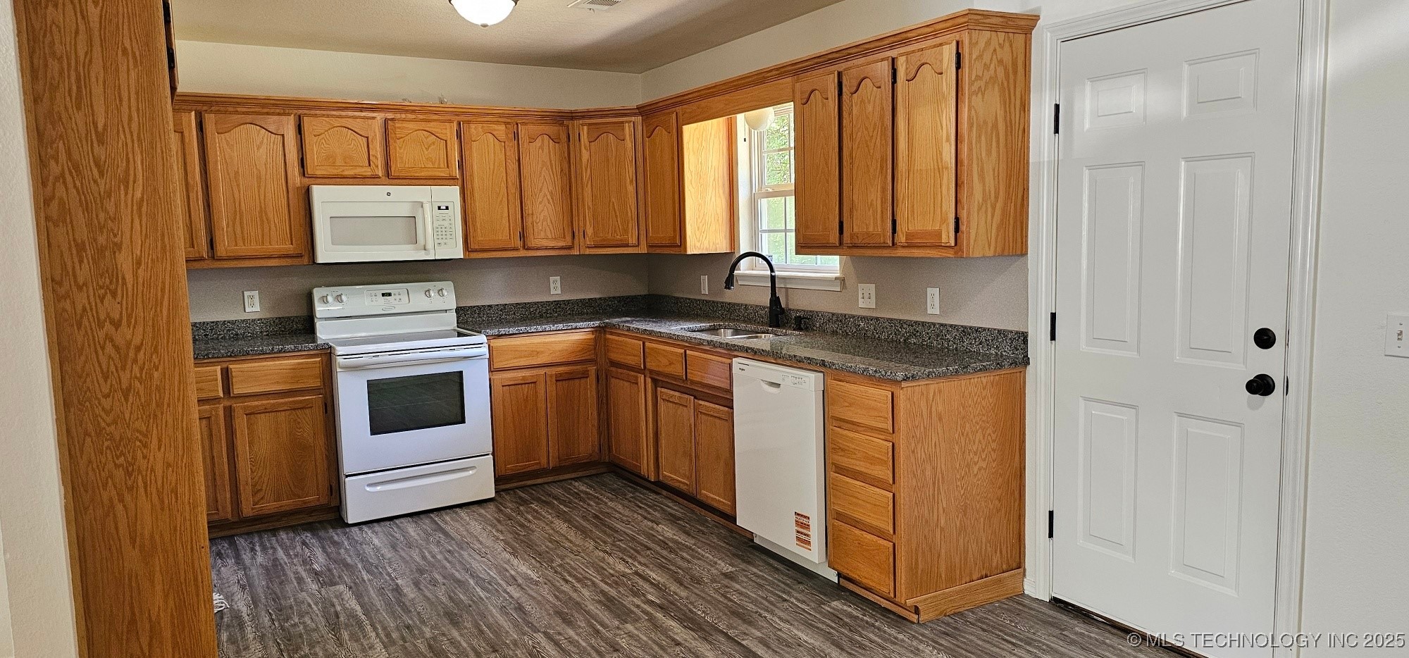 103 E Iola Property Photo 5